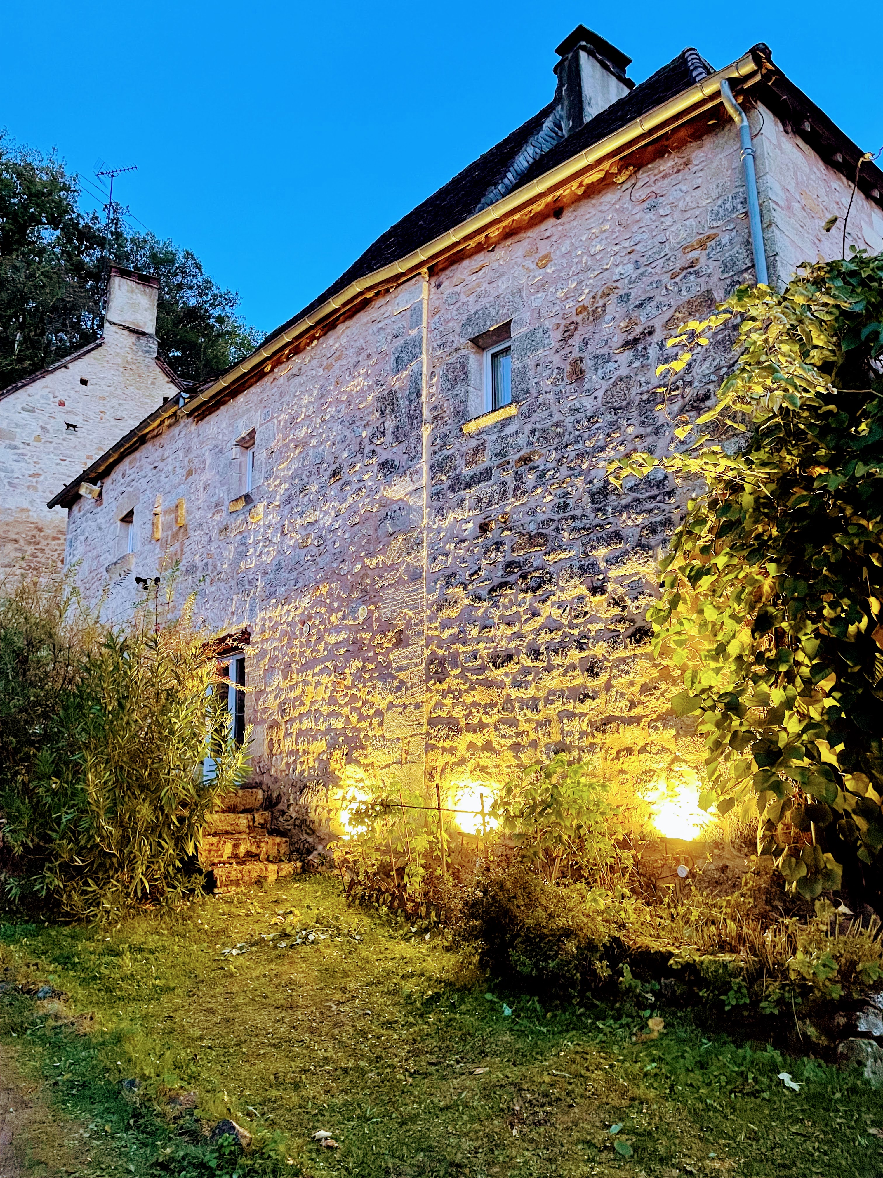 Mason d'hôtes typiquement Périgourdine en pierres de 160M2 4 chambres (possibilité 5) et 4 sdb. Cuisine, SAM, Sauna, caves + Un gîte en pierres de 60M2. Actuellement maison d'hôtes.

Située en pleine nature et au calme. la maison se situe dans un petit hameau de 10 maisons. Pour en savoir plus et plus de photos, merci de nous contacter.
