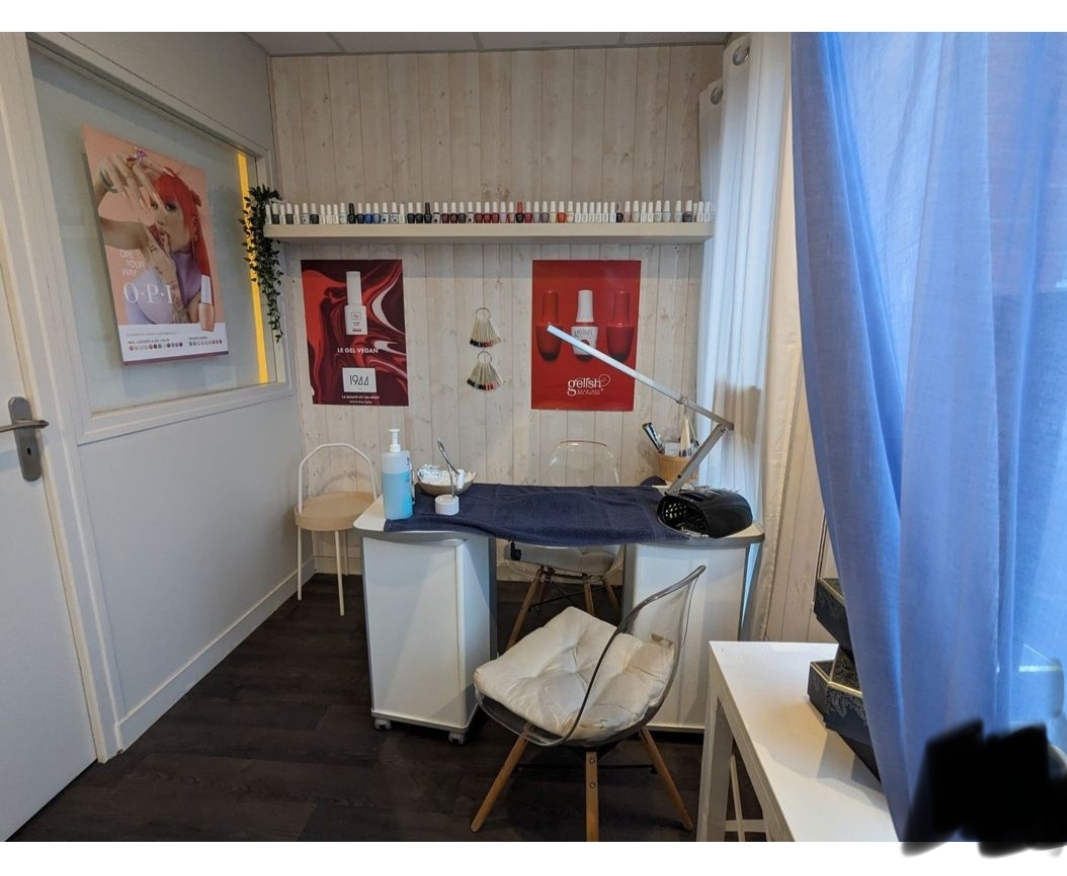 A vendre fonds de commerce salon d’esthétique – GIEN (45) – cause changement d’activité.

A moins de 2 heures de Paris, ce salon installé depuis 2017, bénéficie d’un emplacement idéal en cœur de ville de Gien (15 000 habitants). Il a su fidéliser une clientèle féminine et masculine (fichier = 1200).

Le local dispose d’une surface totale de 80 m2, distribuée comme suit : 

-         Un accueil et espace de vente de 16m²,

-         une cabine de soin corps avec douche de 14,5m²,

-         une cabine de soin de 8,5m² ,

-         une cabine d'épilation de 9m² ,

-         une cabine avec Appareil de bronzage UV de 8.7m²,

-         un espace onglerie de 9m²,

-         une réserve de 10,50m²,

-         Vitrine exploitable de 8ml,

-         + un parking privatif réservé à la clientèle.

Exploité seul pas de personnel à reprendre.

Bail commercial 3-6-9 : fin 2029.

Loyer annuel 8000 €

Idéal 1ère installation, possibilité de développement en élargissant les horaires et jours d’ouverture.

PRIX du fonds de commerce 37 000 €