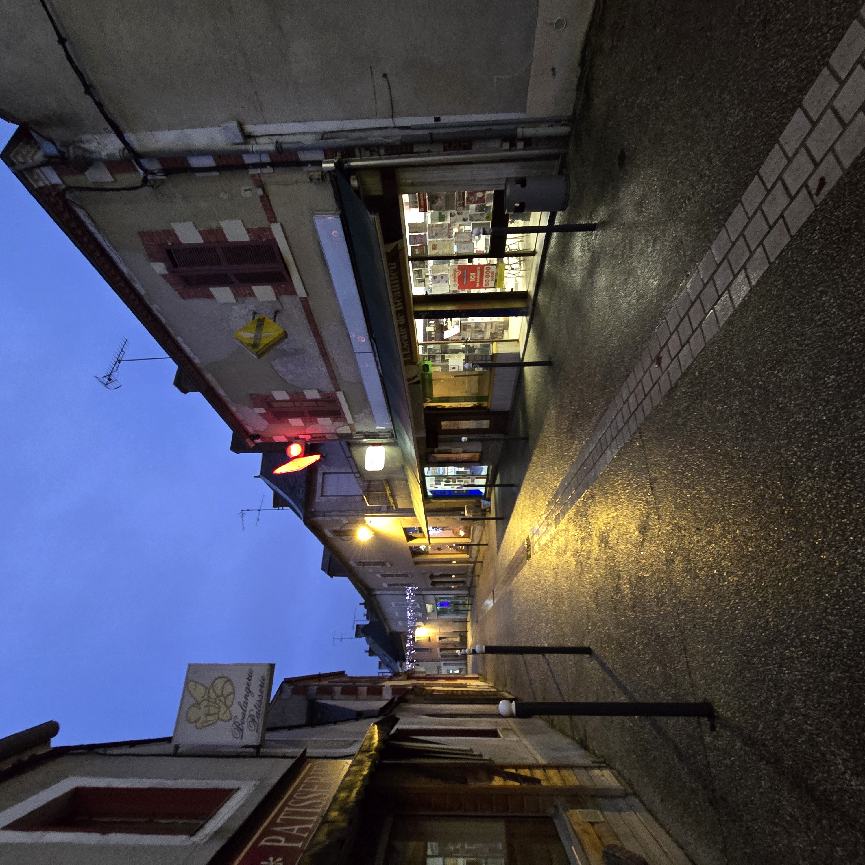 Bar, tabac, presse dans un village de 1800 habitants. Intérêts touristique: Veloroute, canal latéral, station camping-car.
Clientèle fidèle. A proximité d'une centrale nucléaire . 
Terrasse sur rue semi piétonne,