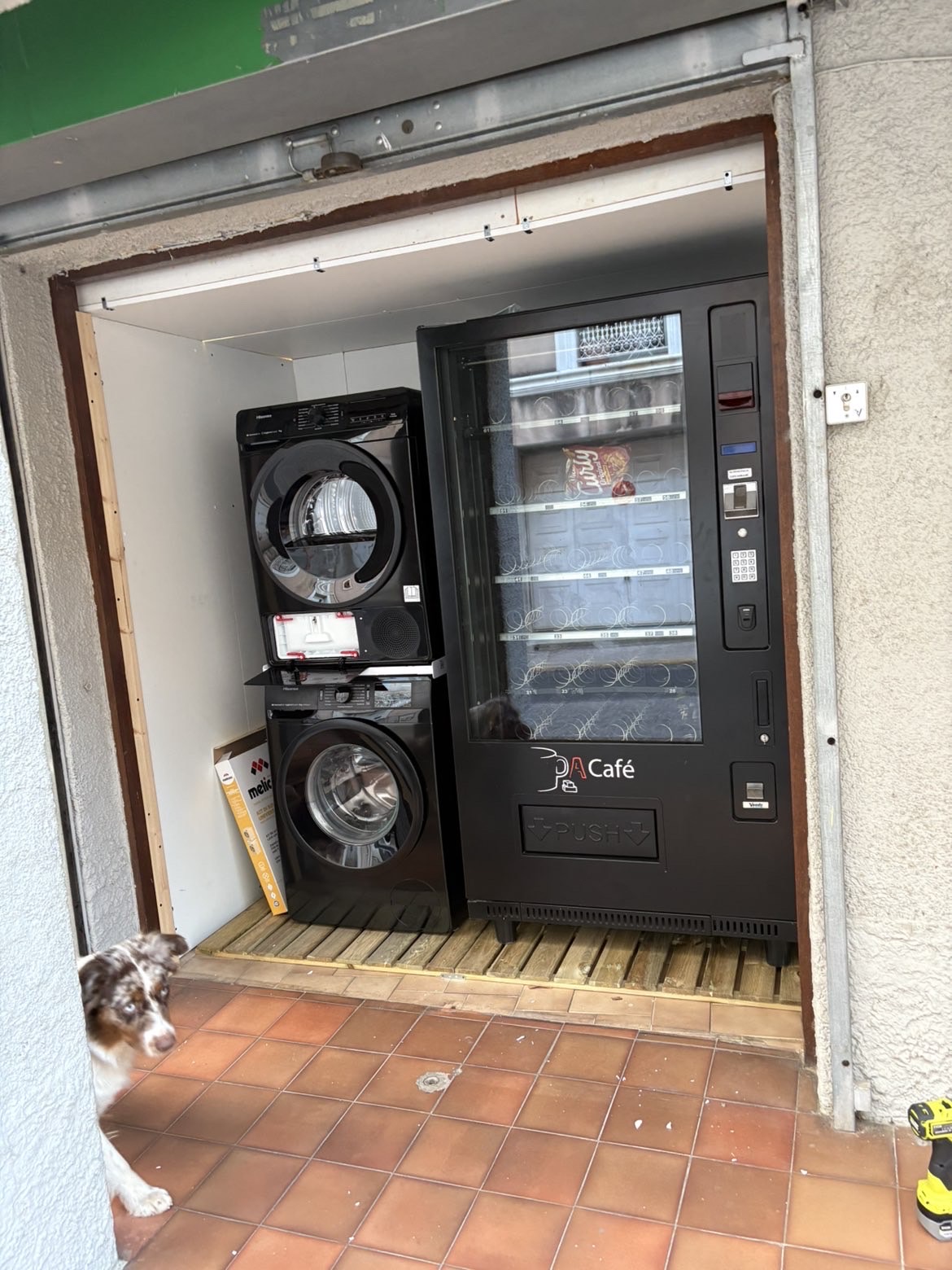 🛒 Fonds de commerce Épicerie – Les Mayons (83) – loyer 350 euros.

À vendre fonds de commerce d’épicerie d’un peu plus de 90mètres carrés dans le local de vente, plus un sous-sol en dessous. idéalement situé au cœur du village des Mayons, dans le Var (Provence verte). Clientèle fidèle, activité essentielle de proximité.

🔹 Activité
• Épicerie générale : produits d’épicerie, boissons, fruits & légumes, produits frais, pain, viennoiseries, Française des jeux également un ancien tabac (démarches à faire)
• Clientèle locale + passage touristique saisonnier
• Chiffre d’affaires annuel : 85 000 à 90 000 € voir plus si rajout d’activité

🔹 Atouts
•    Caisse enregistreuse 
•    Exctinteur à jour
•    Dérogation PMR OK

• Matériel récent ou entretenu :
• 1 Distributeur neuf
•    1 Rôtisserie 
• 1 Presse neuve
• 2 frigos neufs
• Banque de froid entretenue
• Yaourtière
• Racks à légumes
• Lave linge + sèche linge acheté le 25/09/25
• Aucun investissement immédiat à prévoir
• Bail 3-6-9
• Local fonctionnel, activité diversifiée et clé en main

🔹 Conditions
• Prix de cession du fonds sur demande. 
• Stocks restants dans le magasin

🔹 À développer

• Produits surgelés
• Snacking
• Laverie
•     Livraison
•     Relais colis

Idéal pour une personne seule, un couple ou un repreneur souhaitant développer une activité de proximité en zone villageoise. Potentiel de croissance (animations locales, mise en avant de produits régionaux, élargissement de la gamme).
Nous sommes pas fermé sur les propositions de prix de ventes dans le raisonnable

📞 Me contacter pour plus d’informations ou pour organiser une visite.