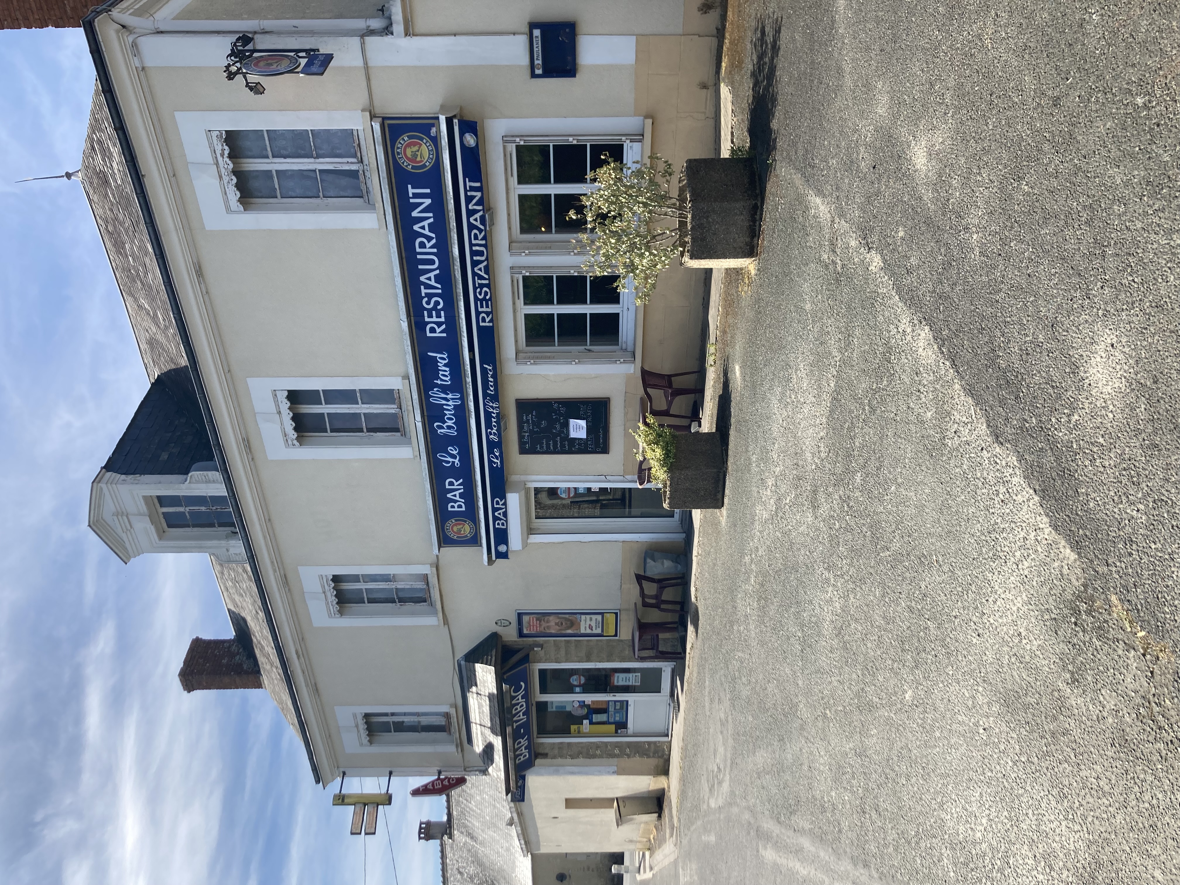 Bon potentiel de développement pour personne motivé prêt a être exploité.
capacité du restaurant 30 couvert.
le prix est négociable