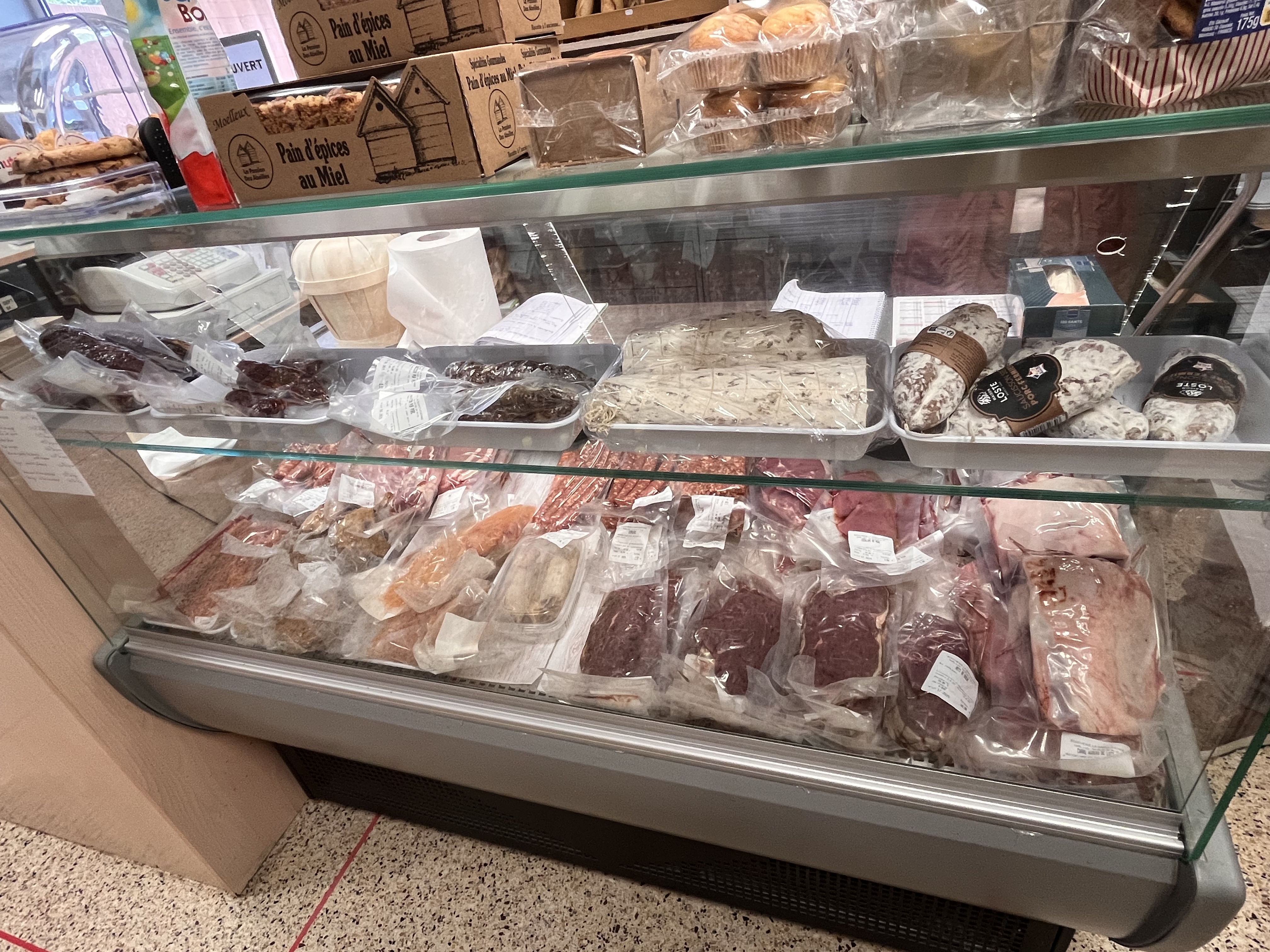 AFFAIRE À SAISIR à OLORON-SAINTE-MARIE ! suite départ en retraite

FONDS DE COMMERCE + LOCAUX COMMERCIAUX indissociables : 135 000 €
CLÉ EN MAIN !

Épicerie de quartier à vendre pour cause de départ à la retraite, dans une petite ville touchant environ 20 000 habitants alentours.

Très bien située, en proximité immédiate d’une école maternelle et primaire.
Clientèle fidèle, environnement agréable, parking à disposition à la porte de l'établissement.

Le magasin fait 50 m² environ, auxquels s’ajoutent des espaces privatifs, comprenant des toilettes.
Accessible aux personnes à mobilité réduite, et disposant d’une terrasse couverte par une pergola récente.

Activité actuelle : alimentation générale, dépôt de pains, fruits et légumes, vente de produits locaux réputés (charcuterie, miel, bière artisanale, café, gâteaux, etc.)... tout ce dont nous avons besoin au quotidien !

Tout le matériel reste sur place : caisse enregistreuse, balance, vitrines réfrigérées, rayonnages, y compris pour le stockage (frigos et congélateur)
Présence d’un système de vidéosurveillance opérationnel, magasin climatisé.

Une belle opportunité pour une personne seule ou un couple en quête d’un cadre de vie agréable.
L’activité est saine, immédiatement exploitable, avec un fort potentiel de développement.
Un commerce de proximité convivial, prêt à être repris sans attendre !