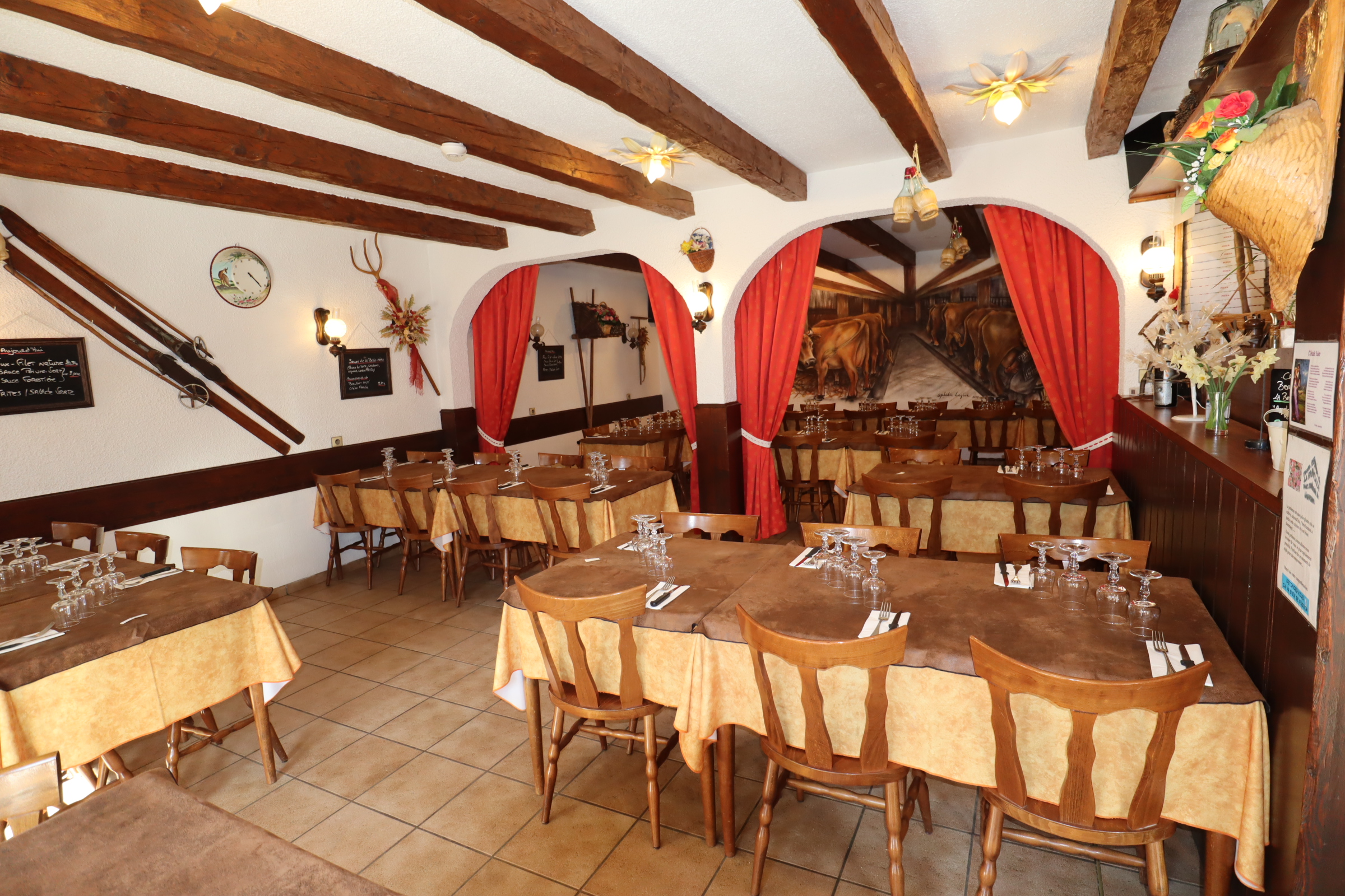 Idéalement situé, en plein coeur du village, le restaurant bénéficie d'une grande terrasse très ensoleillée avec jolie vue montagne. 
Très bon emplacement dans une ruelle passante. 
56 places intérieur, 48 en terrasse.
Activités autorisées : restaurant, bar, pizzeria, plats à emporter, crêperie.
Licence IV. Parking à proximité.
