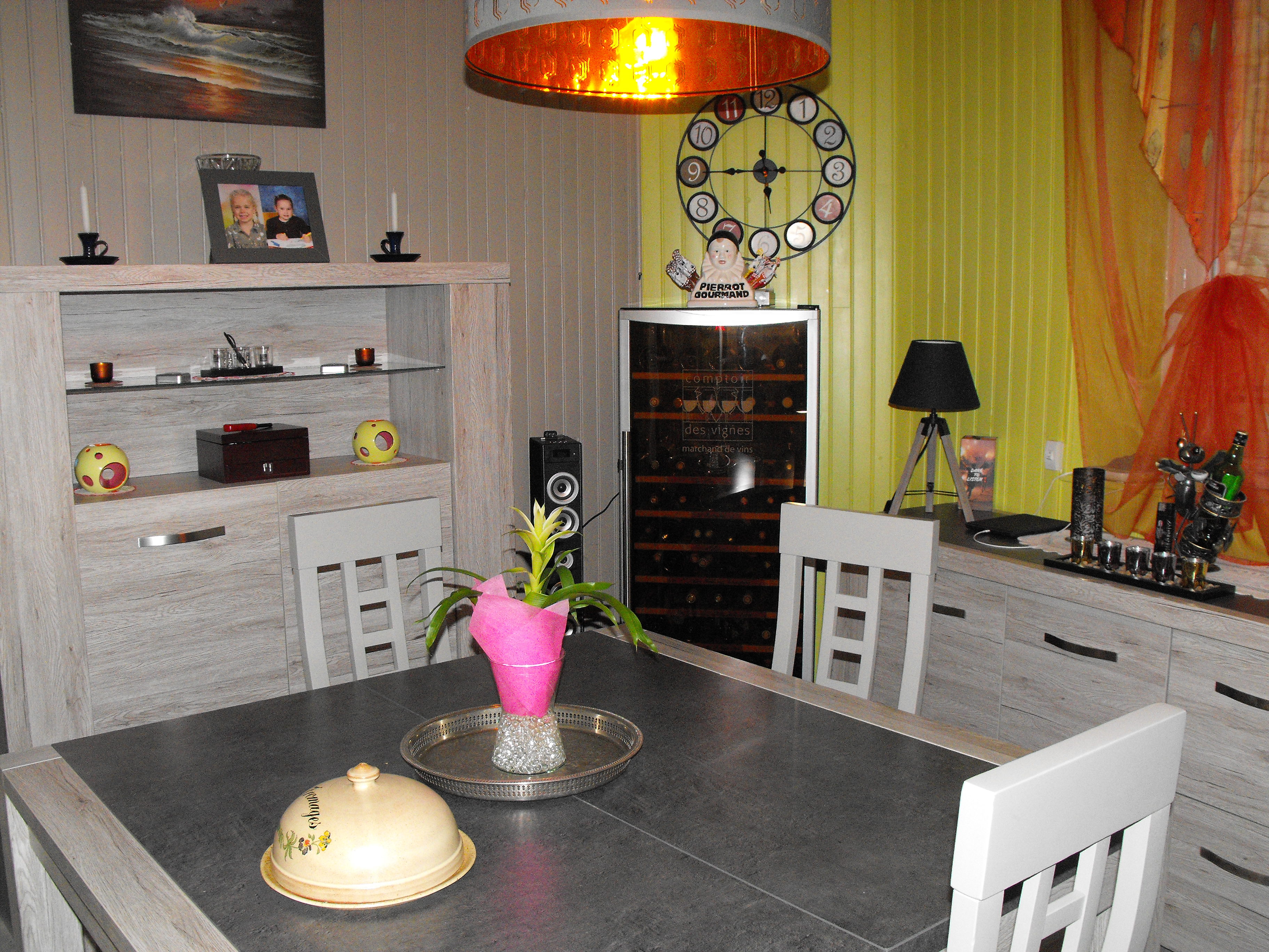 BAR TABAC PRESSE LOTO JEUX  situé dans une commune proche de GUERET 23
Loyer 775 euros .  Appartement  (104 m) salon sejour cuisine 2 chambres bureau dressing cours et dépendances . avantages ZZR. Les murs sont en sus