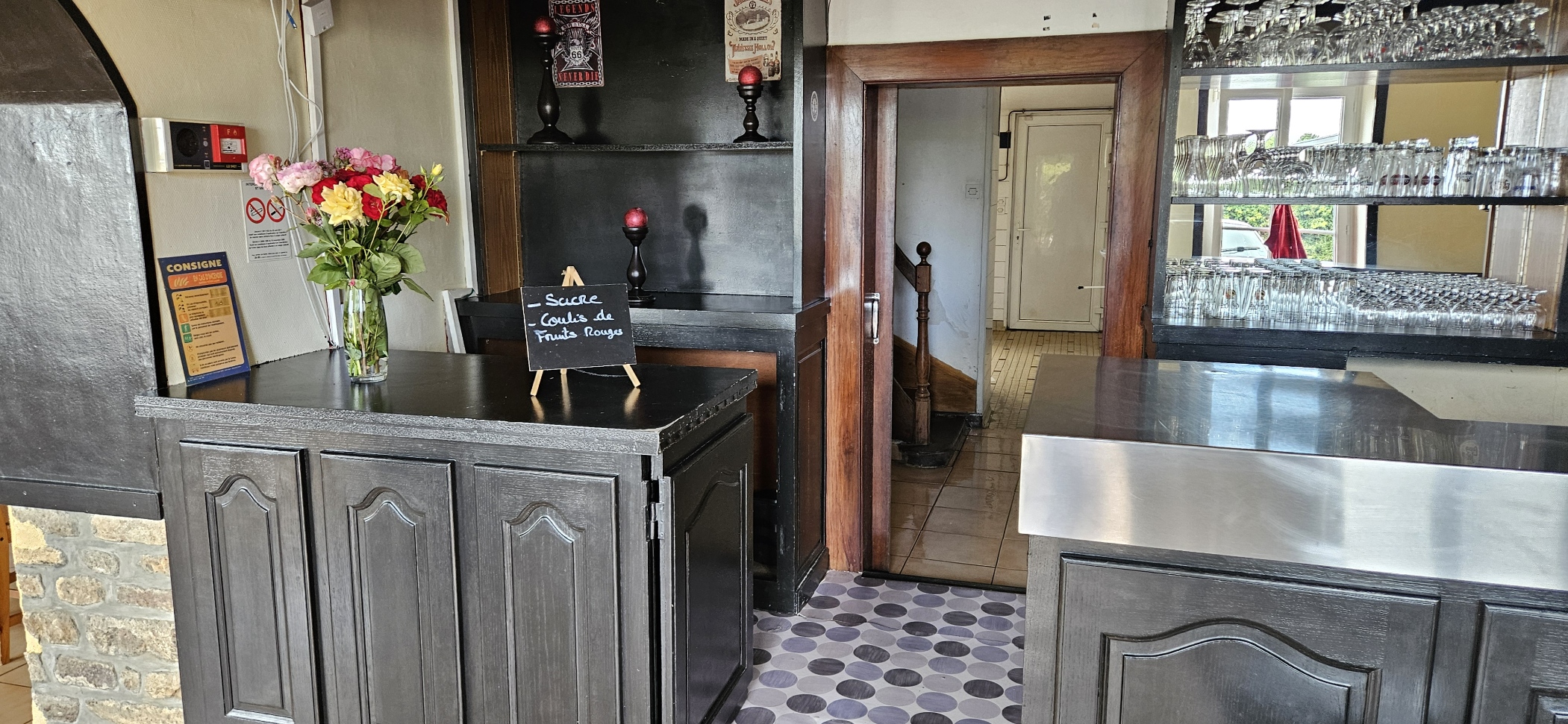 BAR RESTAURANT à louer à 10 kilomètres d'Alençon dans un village de 750 habitants.
Les murs appartiennent à la Mairie. 
AU RDC le bâtiment est composé de deux salles pour l'activité restauration (50 couverts / tables et chaises en place), une salle avec cheminée pour le Bar et une salle utilisée pour l'activité Point Poste.
A l'arrière les cuisines professionnelles sont partiellement  équipées mais seront rapidement opérationnelles après installation du matériel manquant et quelques aménagements.
A l'étage un appartement avec 3 chambres, une cuisine et  une salle de bain. L'appartement n'est pas dissociable du bail et la sous-location est interdite.
Parking 30 voitures en face du bâtiment appartenant aussi à la Mairie.

La vocation de ce bâtiment est d'apporter aux habitants  tous les services attendus dans une commune rurale : Bar, restaurant, tabac, jeux, Point Poste, journaux etc... 
Idéal pour toutes personnes souhaitant s'investir et participer activement à la vie de notre village.