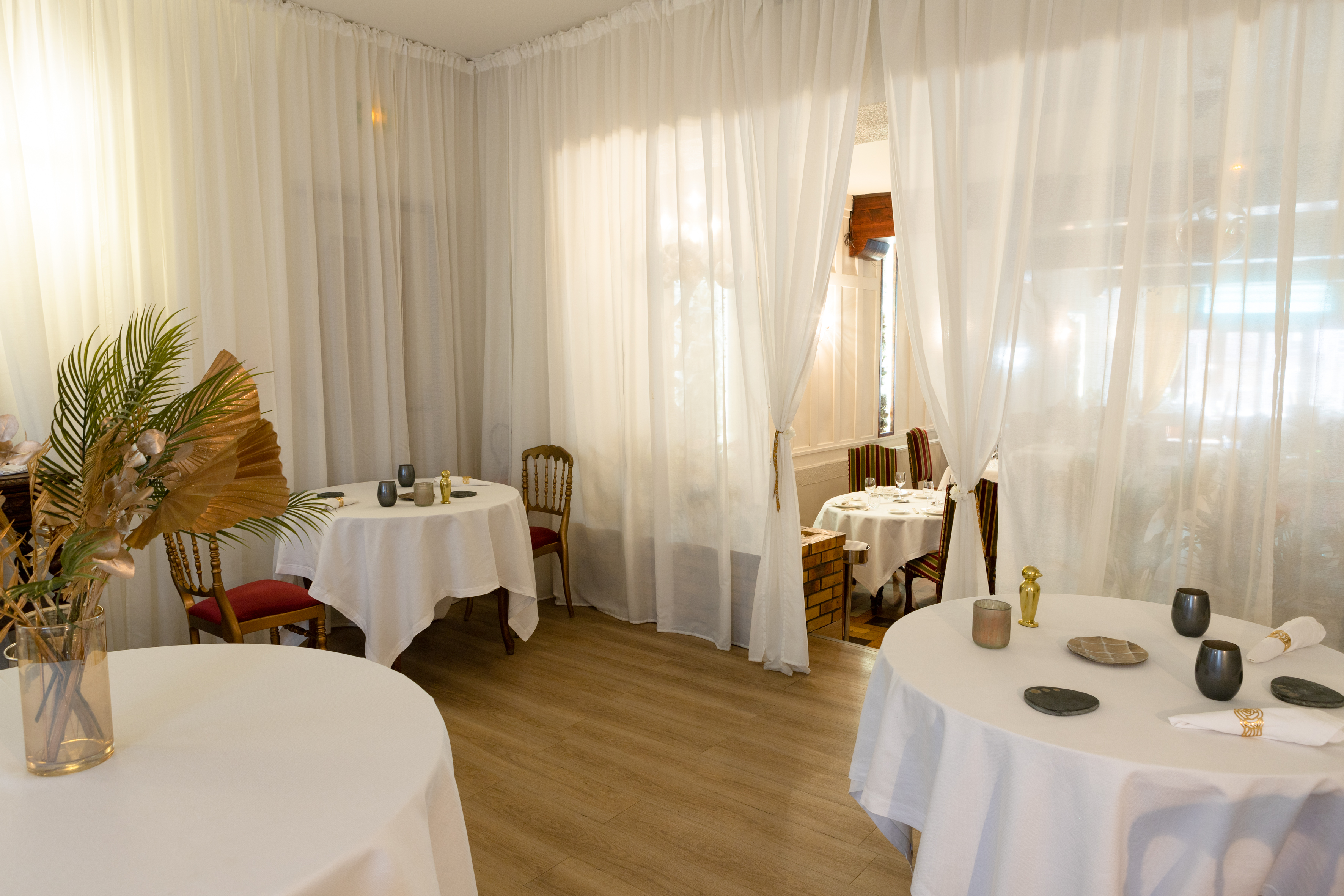 Cause santé, fonds de commerce hôtel-restaurant de charme à vendre, actuellement exploité au ralenti.
Établissement réputé, disposant de 15 chambres confortables et d’un restaurant traditionnel apprécié de la clientèle locale et de passage.

📍 Localisation : Corps (38970) – cadre agréable, clientèle fidèle, fort potentiel de développement.

💰 Chiffre d’affaire normal : environ 1 200 000 €
(activité réduite actuellement : environ 650 000 €)

👨‍🍳 Aucun salarié à reprendre, accompagnement possible pour faciliter la reprise.

Prix du fonds de commerce : 90 000 €

Prix des murs : 550 000 €
➡️ Possibilité de rachat des parts sociales incluant les encours pour un projet global.

Idéal pour couple de professionnels ou investisseur souhaitant relancer une affaire saine et rentable.