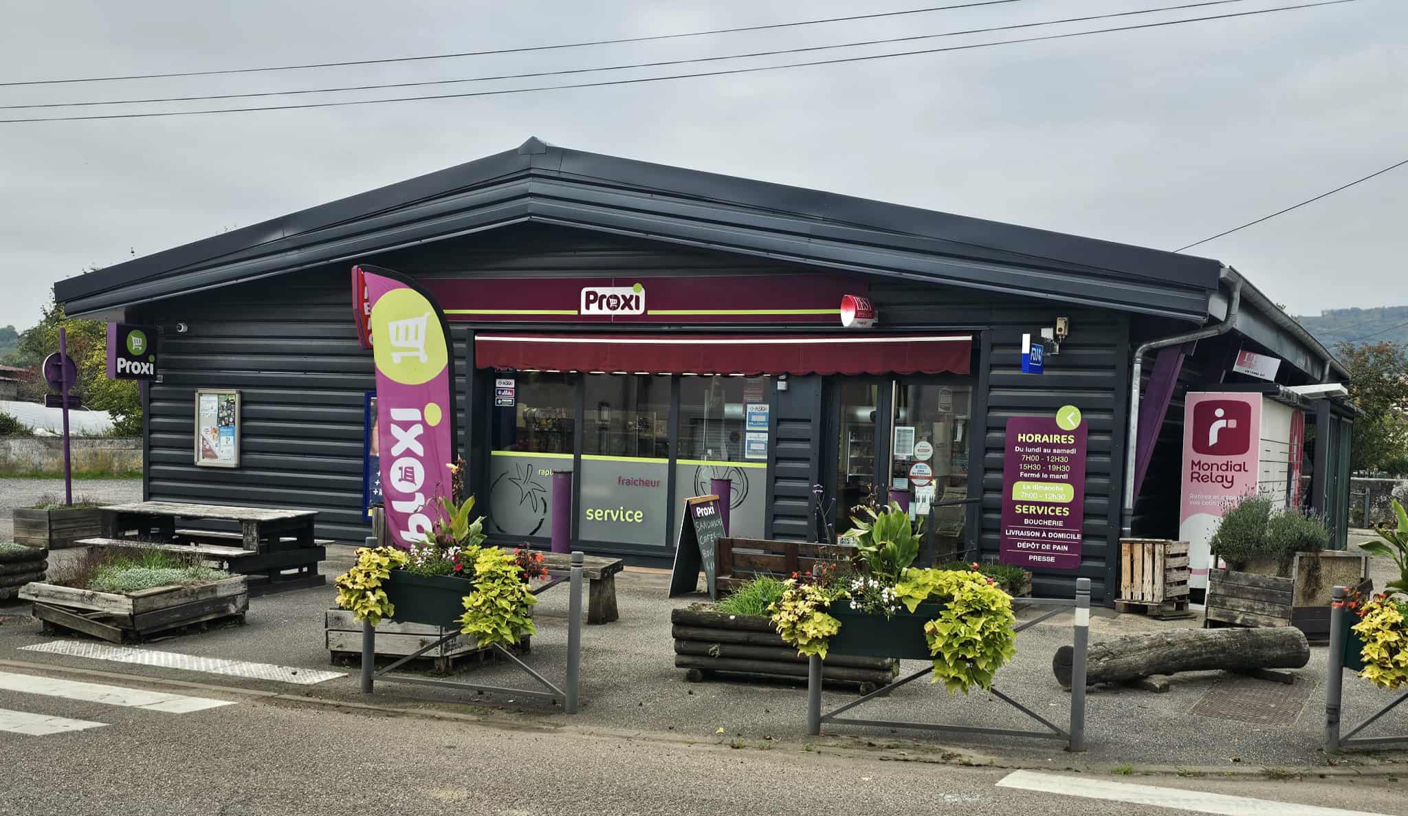 Commerce de proximité, tabac, presse, FDJ,  dépôt de pain, livraisons, vente de timbre dématérialisés et autres , paiement de proximité,  alimentation générale relais colis mondial Relay et Pickup, packing privé, 2 grandes réserves, matériel neuf, électricité au norme, aucun travaux a prévoir, meubles frais, boucherie, et pâtisserie sont neufs. La vitrine ainsi que la porte d'entrée sont neuves est blindées  
Le commerce est situé en plein centre du village . Le fond de commerce est de 145000€ son prix est justifié de part son chiffre d'affaire ainsi que de tout ce que nous avons changé et qui est neuf!
Son loyer est de 1200.00€ par mois + les charges annuelles