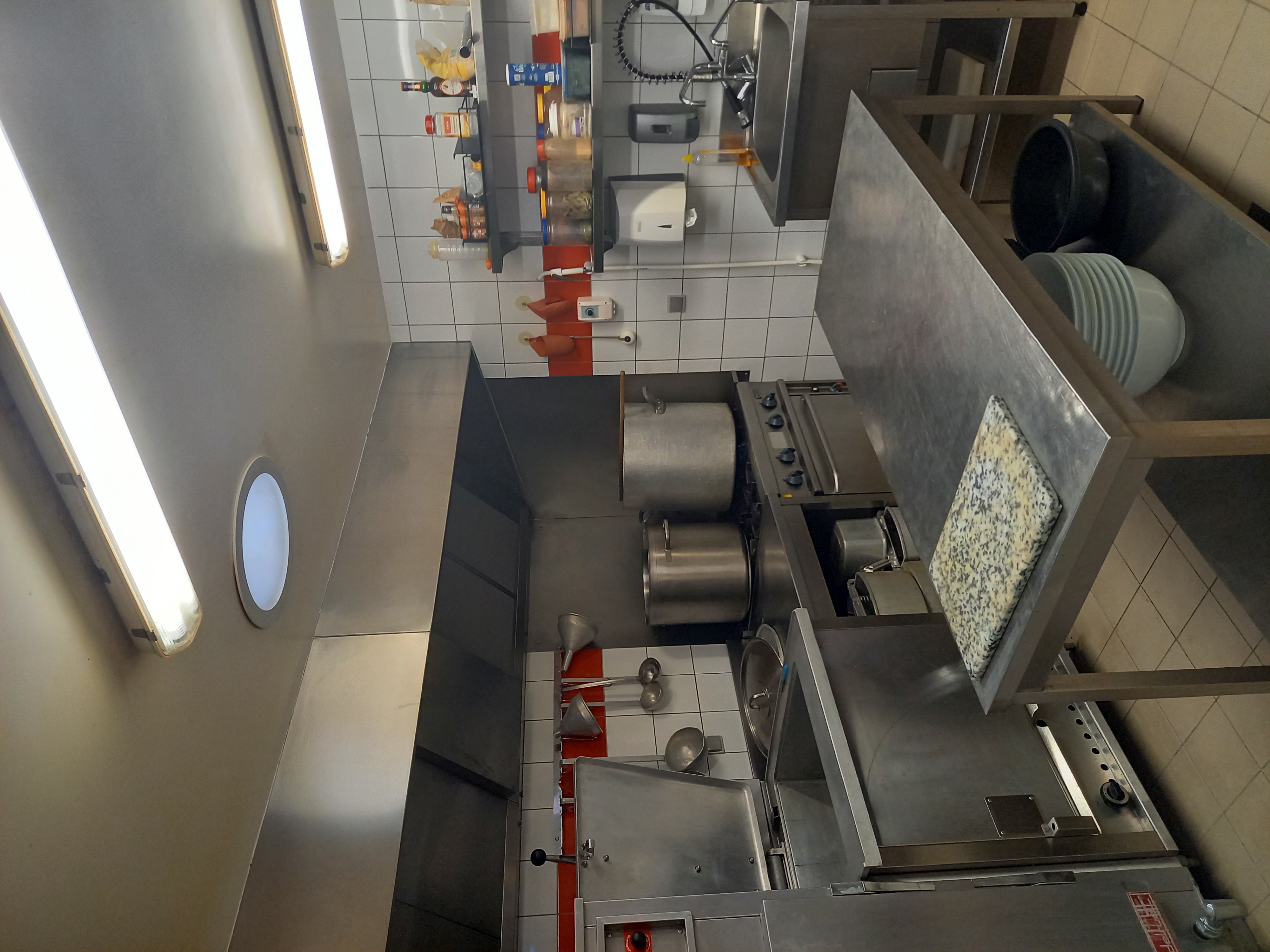 Commerce historique de Prayssac, la maison VAYSSE a été fondé dans le centre-bourg de Prayssac en 1965. L’établissement propose des produits de qualité, pour la majorité sourcée localement, les plats cuisinés et la charcuterie sont faits maison, dans le respect de la tradition. 
Aujourd’hui la boucherie est gérée par le couple de gérants. Il y aurait possibilité de recruter un salarié et un apprenti en plus.
La boucherie dispose d’un magasin spacieux de 75m², entièrement rénové en 2002, ainsi que des espaces de travail réhabilité en 2014, y compris un laboratoire de découpe, un local de production, des chambres froides et un séchoir. Le laboratoire est entièrement équipé avec du matériel entretenu régulièrement et en très bon état. 
Véritable commerce de destination dans la région et moteur pour l’activité du centre-bourg de Prayssac, la boucherie a un rayonnement local, régional, voire national, avec une clientèle fidèle et bien établie. Son chiffre d’affaires annuel est de 700K€ en moyenne sur les 5 dernières années. 
Loyer : 800 €/mois