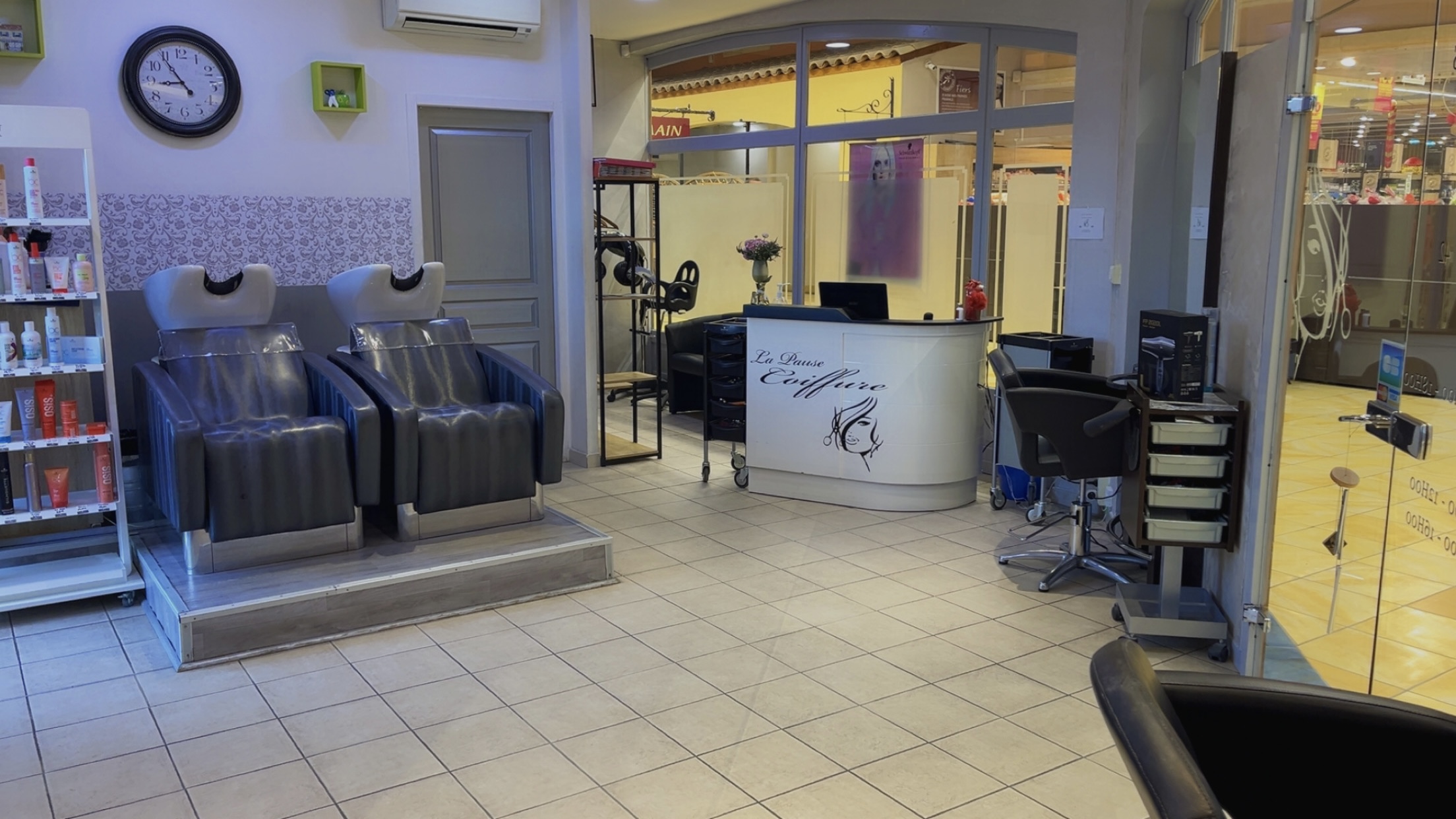 Description
✂️ OPPORTUNITÉ À SAISIR – SALON DE COIFFURE CLÉ EN MAIN ✂️  À vendre salon de coiffure attractif et chaleureux, situé à Saint-Romain-en-Viennois (secteur Vaison-la-Romaine), au cœur d’une zone commerciale dynamique avec stationnement facile.  ✨ Les atouts du salon : • Clientèle fidèle et régulière • Salon bien agencé, lumineux et agréable • Matériel et mobilier professionnels en très bon état • Aucun travaux à prévoir : activité exploitable immédiatement  💼 Affaire saine, exploitée avec sérieux, offrant un beau potentiel de développement (horaires, prestations, revente de produits…).  🤝 Idéal pour une première installation ou une reprise en toute sérénité. Un accompagnement peut être proposé pour assurer une transition en douceur.  📍 Emplacement stratégique ✂️ Salon prêt à l’emploi 💖 Clientèle déjà présente 👱‍♀️ Une salariée 3 jours par semaine 💰 Prix : 85 000 € –
