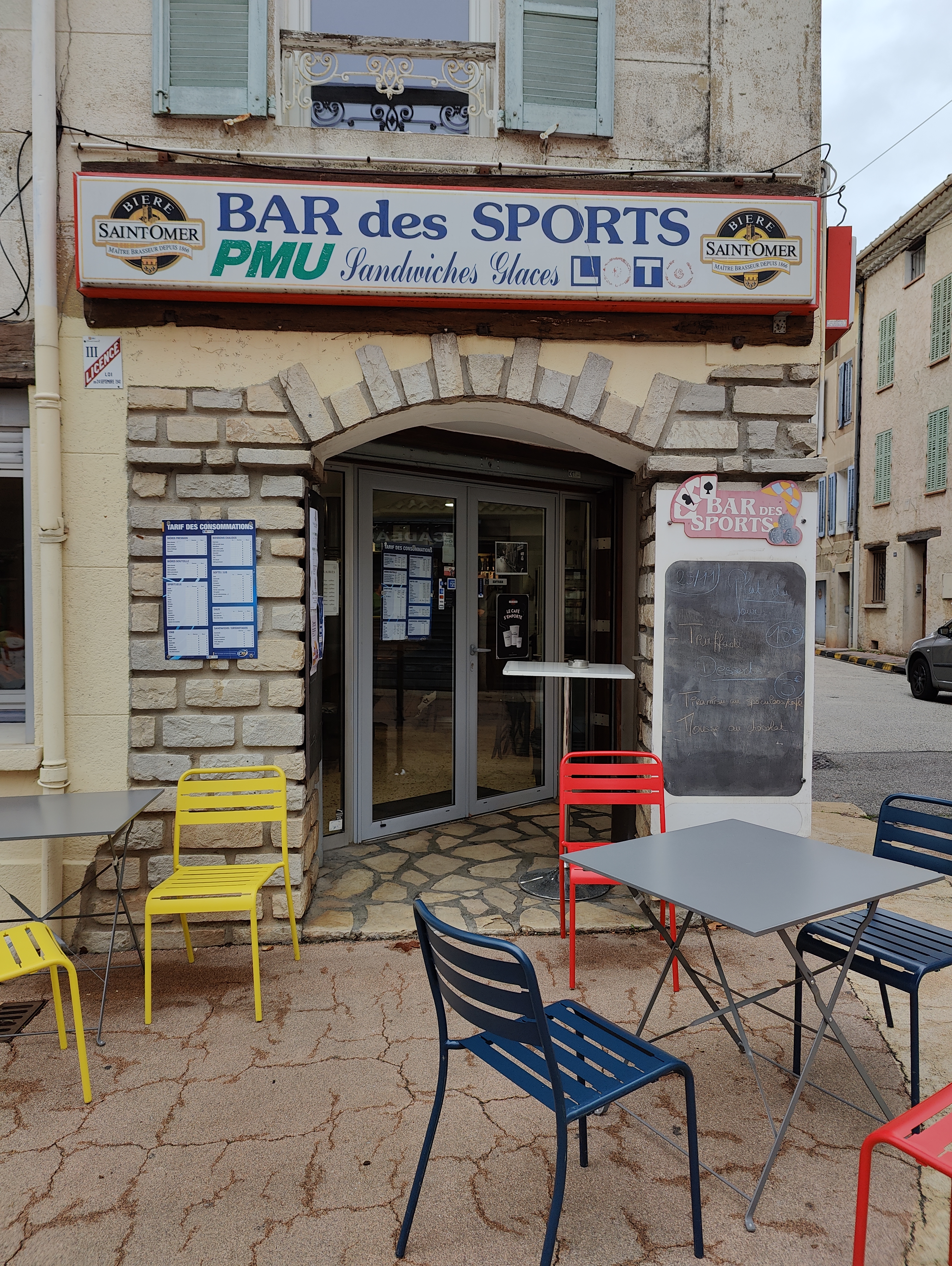 bar licence 3 
 petite restauration
 potentiel a développer , (pmu-fdj-foot-soirées a thèmes)
 actuellement : menu du jour uniquement le midi, fermé le soir et le dimanche
 CA  2024 :  100000 €
 loyer 823,15 € ttc
 possibilité d un appartement au dessus , en cours de rénovation .
 mise en vente car changement de projet pro