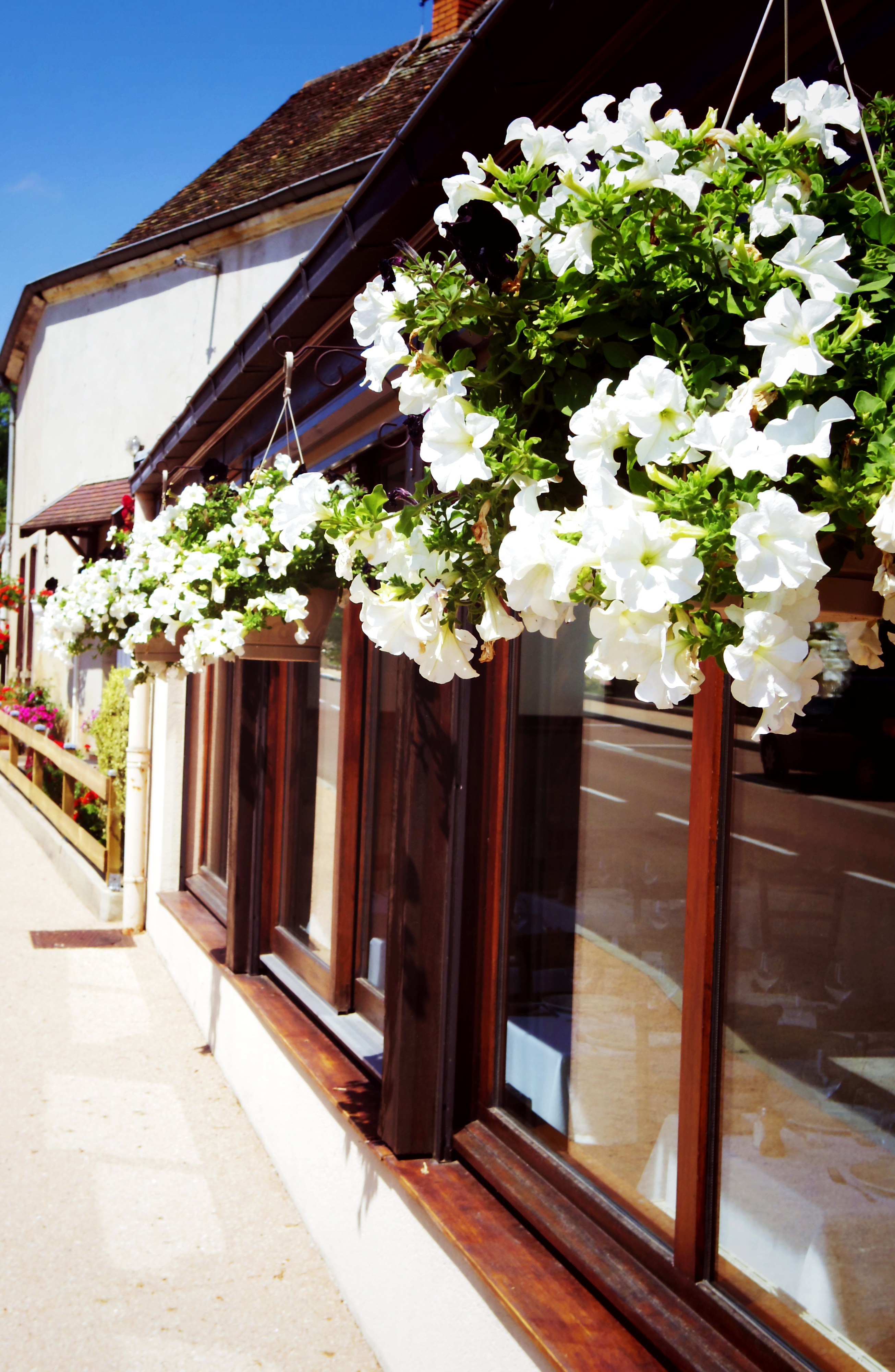 Mise en gérance de l’Auberge du village située sur la route touristique du Brionnais et du circuit des églises romanes.
Etablissement composé de deux salles de restaurant d’une capacité totale de 70 couverts, d’un bar et d’une cuisine équipée à neuf (+vaisselle, nappage) afin de proposer une restauration traditionnelle et locale. Le restaurant est apte à fonctionner sans aucun investissement supplémentaire pour le gérant.
Appartement type T4 à l’étage (3 chambres). Chauffage au fioul. 
Loyer bail commercial : 350 € et loyer appartement 350 €.
Notre village souhaite accueillir des gérants motivés qui apporteront dynamisme et convivialité.