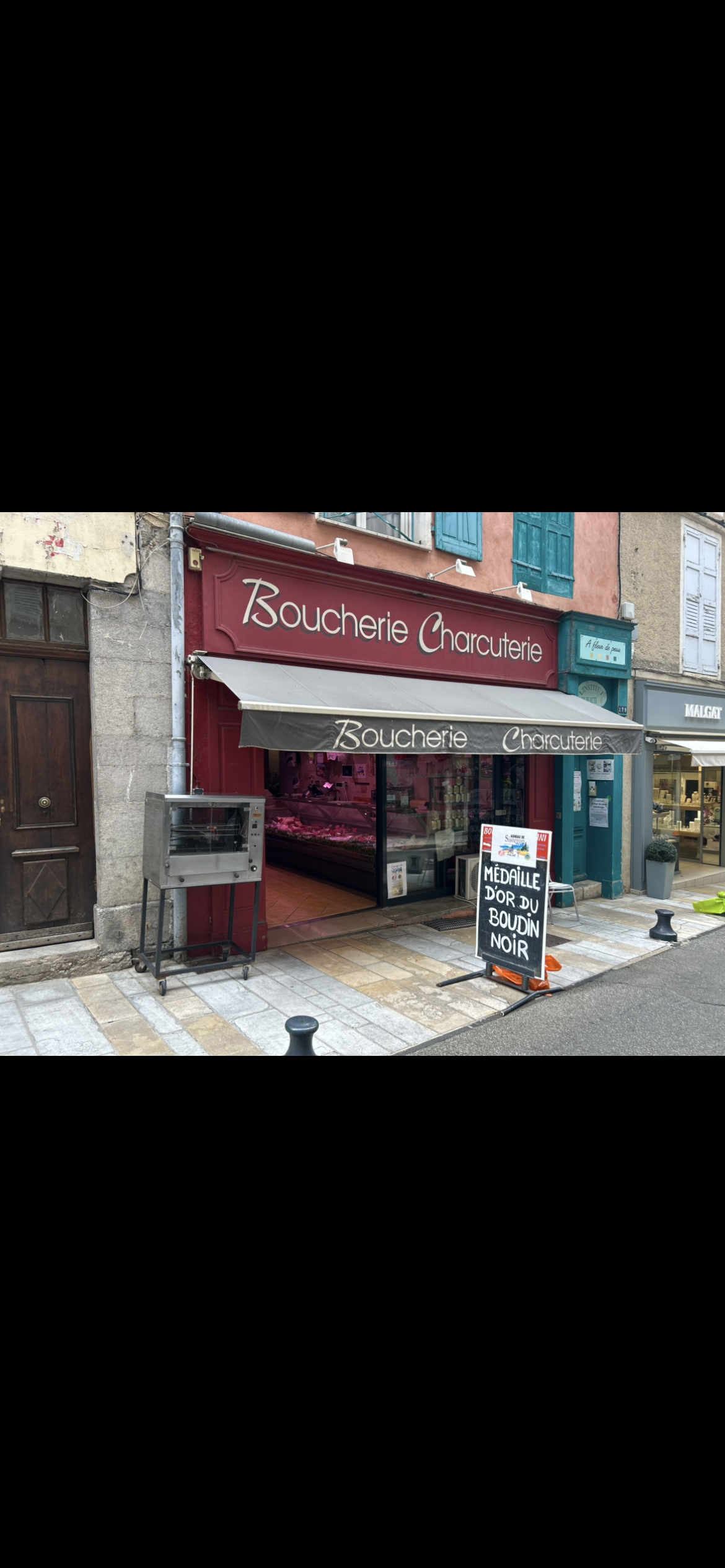 À vendre – Boucherie Charcuterie Traiteur de renom à Sisteron (04)
Située au cœur de Sisteron, véritable joyau touristique entre mer et montagne, cette affaire familiale florissante est tenue depuis plus de 20 ans avec passion et savoir-faire.
Reconnue pour la qualité de ses produits et sa clientèle fidèle, locale comme de passage, cette enseigne bénéficie d’un excellent emplacement et d’un chiffre d’affaires solide.

Fonds de commerce à reprendre pour cause de départ à la retraite. Possibilité de conserver le personnel en place ou prise en charge du licenciement par le cédant.

Une opportunité rare dans une ville dynamique et en pleine saison touristique. Idéale pour artisan boucher, couple ou investisseur souhaitant s’implanter en Provence.