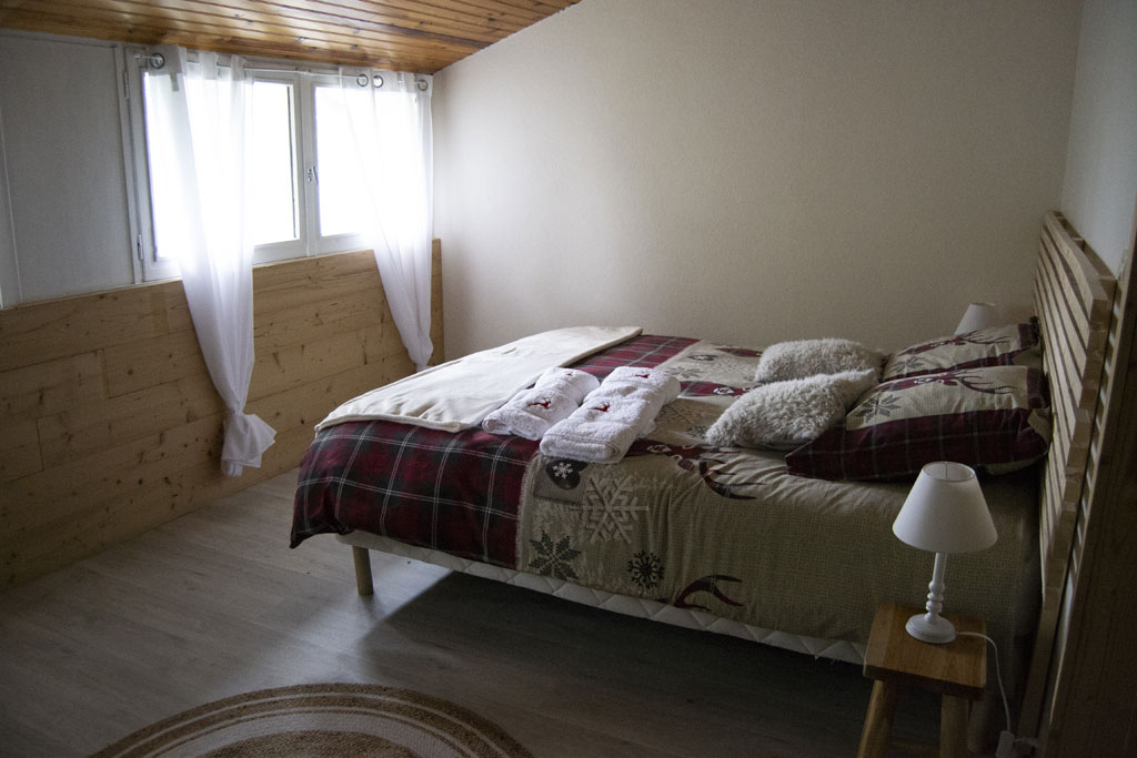 À vendre, ensemble touristique de charme situé en Haute-Loire, sur la commune de La Chapelle-Geneste, en environnement naturel
préservé, idéal pour un projet de vie et d’exploitation en couple. L’établissement, exploité depuis 2001, bénéficie d’une clientèle fidèle et
diversifiée (locale, régionale, nationale et internationale), orientée principalement vers une clientèle de particuliers en recherche de
calme, nature et authenticité. Le site développe une surface d’environ 1.500 m² et se compose de 12 gîtes indépendants, permettant une
capacité d’accueil importante et flexible : 84 personnes, 34 chambres. L’activité est exploitée à l’année. Les équipements et
infrastructures offrent un cadre attractif et complet : piscine, salle de jeux, salle multi-activités (adaptée notamment PMR) pouvant
accueillir 120 personnes assises, terrasse et espaces extérieurs, parking, environnement naturel privilégié. L’ensemble est globalement conforme
aux normes en vigueur (hygiène, sécurité, accessibilité partielle). L’exploitation est aujourd’hui assurée par 2 exploitants avec un renfort
saisonnier. Le chiffre d’affaires s’élève à environ 95.000 € HT (2025), avec un potentiel de développement réel (optimisation du taux de
remplissage, montée en gamme, diversification des offres : séminaires, groupes, bien-être, etc.). Vente pour cause de départ à la retraite.
Le cédant est propriétaire des murs, avec possibilité de cession globale (fonds + immobilier). Un accompagnement du repreneur est
possible. Profil recherché : Projet idéal pour un couple souhaitant s’investir dans une activité touristique avec cadre de vie qualitatif et
potentiel de développement. Points forts : ensemble touristique clé en main, cadre naturel attractif et recherché, capacité d’accueil
importante (12 gîtes), activité existante avec clientèle fidélisée, fort potentiel de développement (commercialisation, montée en
gamme, diversification), immobilier inclus (selon modalités de cession). Détails du prix de vente de 720.000€ Fonds (matériel), Maison
d'habitation de 200m², Parc de 12 gites + piscine + salles de réception, etc... : Ces tarifs s'entendent Hors Frais d'Agence Eventuels. La CCI
ne prend aucune commission sur la transaction sur la vente. En cas de rachat, merci de vous adresser au conseiller CCI pour étudier les
subventions possibles pour une rénovation éventuelle du domaine.