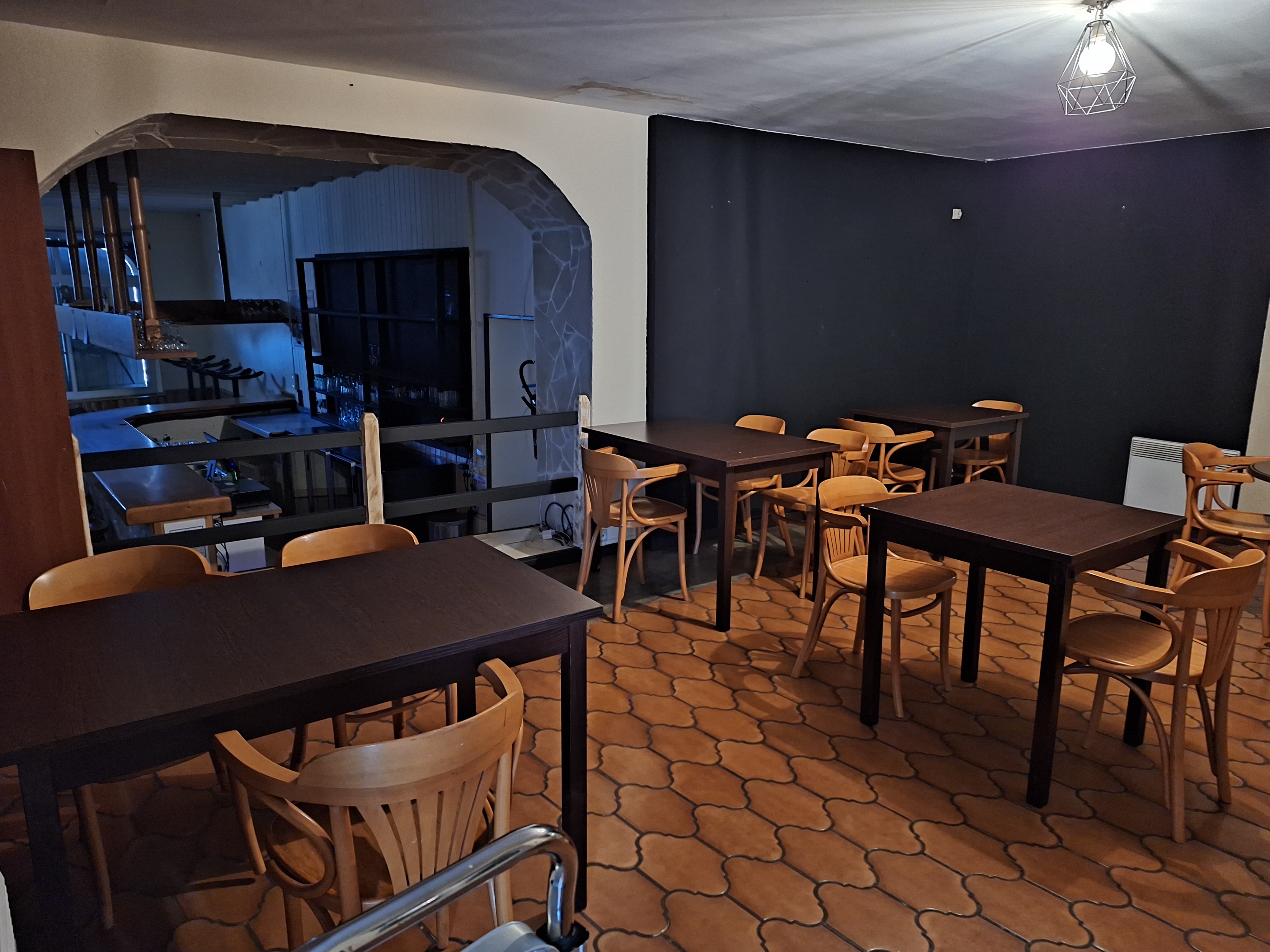 A louer commerce de proximité dans village de 400 habitants : bar, restauration. Possibilité de créer d'autres services (épicerie, gaz, ect...)
Bâtiment comprenant :
- Au rez-de-chaussée 2 salles avec tout le matériel et les équipements, une cuisine équipée, une réserve et l'ancienne épicerie,
- A l'étage, un appartement avec 3 chambres, une grande salle de séjour cuisine.
- Garage à disposition
Loyer très modéré