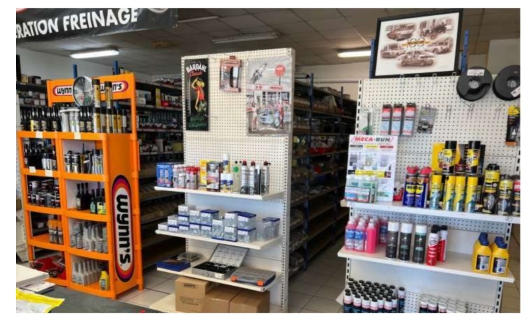 Fournisseur en pièces détachées automobiles 
Pour Professionnel et particuliers  
Fond de commerce a céder. 
Avec reprise du stock en supplément. 
Matériel complet avec système informatique récent (4 postes de travail)
2 véhicule de livraison. 
Chiffre d affaire en constante évolution. 
A 15 minutes de la mer sur une artères principale, avec Parkings. 
Établissement historique de renom. 
Très bonne rentabilité. 
Formation et accompagnement assuré 
Mise en relation réseau. 

LOGEMENT INCLUS dans le commerce. 
apport indispensable pour l achat 
Renseignements après rencontres.
