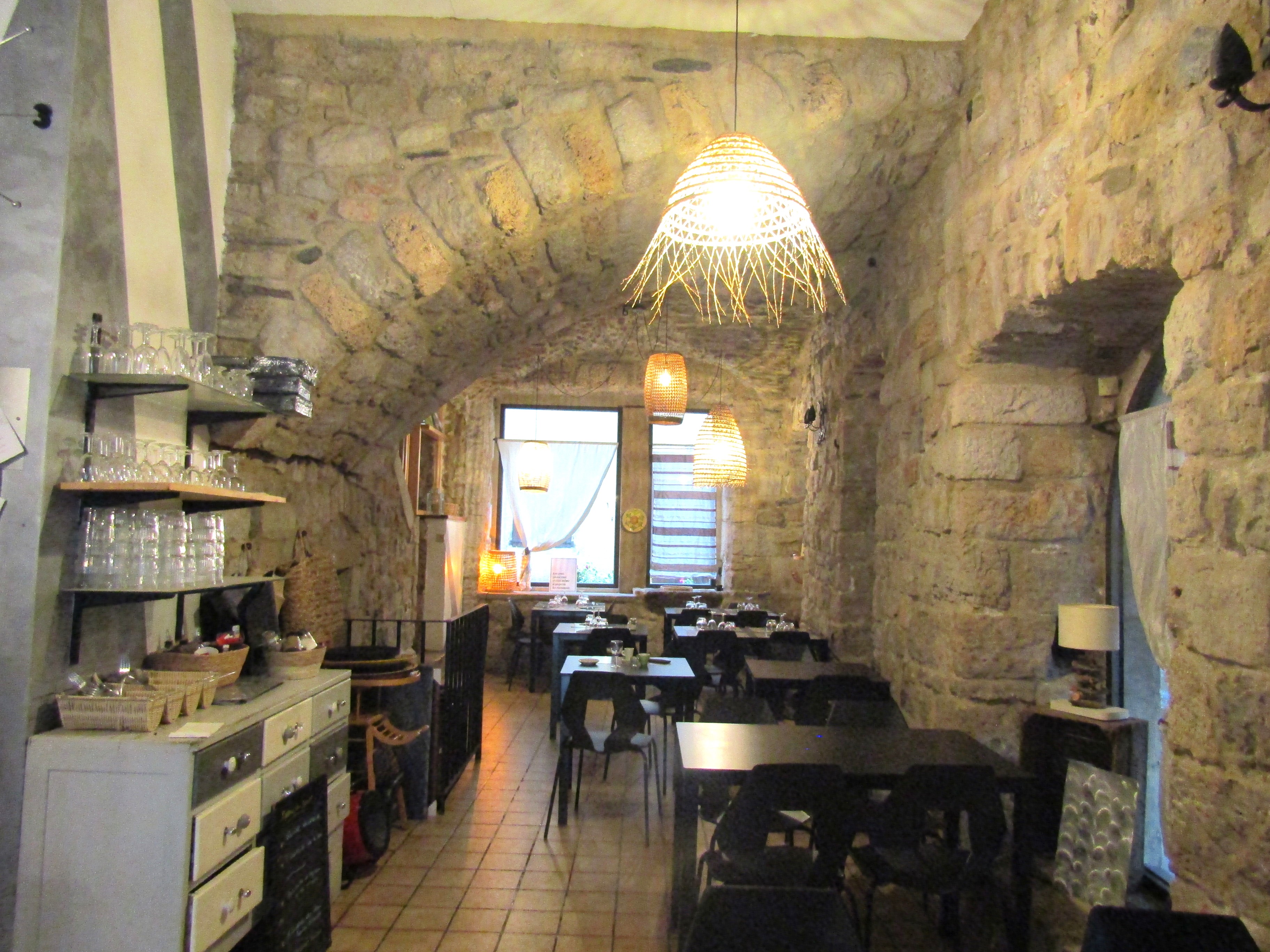 Au cœur d’un village, situé dans les gorges de la Jonte, un restaurant- pizzeria est à vendre. Il s’agit d’un restaurant traditionnel, l’offre est complétée par la vente de pizzas à consommer sur place ou à emporter. L’établissement est ouvert d’avril à novembre. Il peut accueillir 26 personnes dans la salle principale (voutée), une quinzaine dans une deuxième salle et, enfin, une cinquantaine en terrasse.
La clientèle est composée de professionnels, de locaux et de touristes. Ce village connaît une forte affluence lors de la saison estivale. Il dispose de divers commerces (boulangerie, alimentations, boucherie-charcuterie, tabac…) et services (collèges, écoles, médecin…).
Au-dessus du restaurant, se trouve un logement permettant aux exploitants de vivre sur place ou de loger le personnel. En pleine saison, l’affaire est exploitée par 4, voire 5 personnes. Il n’y pas de salarié à reprendre.
Ce restaurant dispose de la licence IV, la cuisine est spacieuse et professionnelle. 
 
Le fonds de commerce de cet établissement est à vendre (200 000€).
Concernant les murs, il y a deux possibilités : la vente au prix de 200 000€ ou la location pour 1 500€ /mois, pas soumis à la TVA.
Référence : L0474