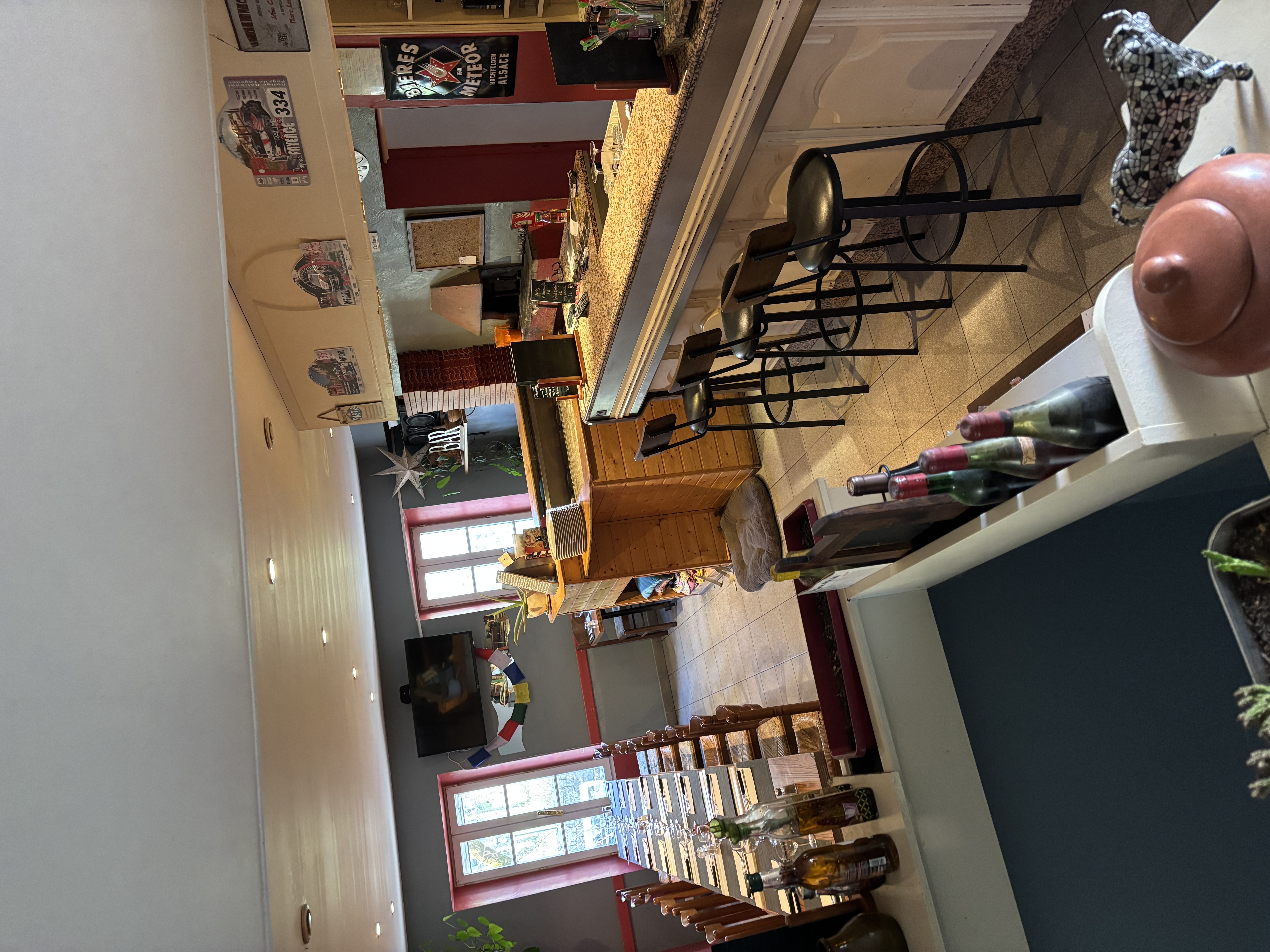 À vendre fond de commerce dans un village du haut Var situé entre la route Napoléon et proche de l’entrée des gorges du Verdon.
L’établissement se compose:
2 salles intérieur d’une capacité de 50 couverts, d’un four à bois pour les pizzas, une cuisine équipée et une terrasse de 40 places.
L’hôtel dispose de 5 chambres+ un appartement de fonction avec 2 chambres.
Licence 4 cède avec le fond
Loyer des murs 1185€/ mois 
Terrasse 200€/ an 
Jolie village disposant d’un camping municipal, une piscine, un mini golf, activités parapente, randonnée et une salle d’escalade.