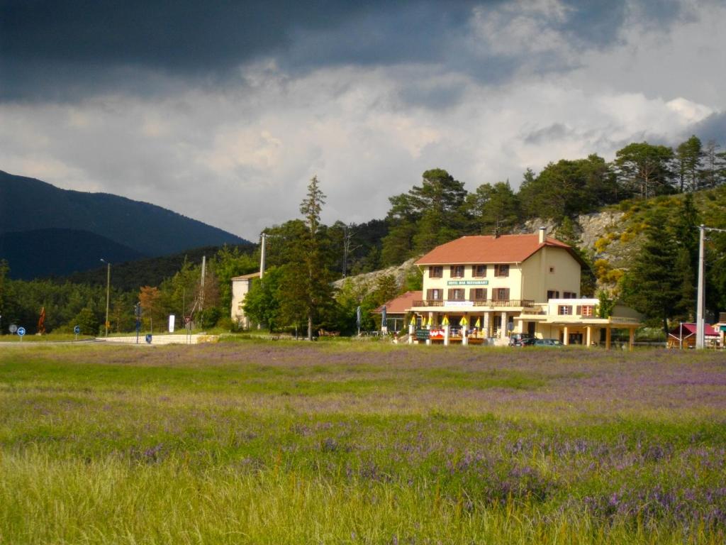 Nous recherchons un couple de gérants compétents et motivés pour prendre en charge Le Relais de l’Artuby, un hôtel situé près de Séranon.

Le poste :
CDI : Vous travaillerez en étroite collaboration avec le propriétaire de l’établissement.
Polyvalence et autonomie requises : Une gestion complète de l’hôtel sera nécessaire.
Compétences en cuisine : L’un des deux devra maîtriser les compétences d’un chef de cuisine.

À propos de l’établissement :
Actuellement en pleine rénovation, Le Relais de l’Artuby rouvrira ses portes le 5 avril 2025. Situé sur la mythique Route Napoléon, cet hôtel est une véritable institution dans la région, bénéficiant d’un trafic régulier et d’un fort potentiel de passage.

Nous recherchons un couple qui saura incarner l’âme et les valeurs de cet établissement tout en offrant une expérience chaleureuse et de qualité à nos visiteurs.

Mission : 
- Gérer les opérations quotidiennes de l'hôtel
- Assurer un service client de haute qualité
- Superviser le personnel et gérer les ressources humaines
- Planifier et coordonner les services aux visiteurs
- Participer à la budgétisation et à la gestion financière de l'établissement
- Fournir un leadership efficace pour l'équipe
- Gérer la cuisine

Expérience : 
- Expérience antérieure dans le domaine de l'hôtellerie
- Compétences en gestion et en leadership
- Excellentes compétences en service client
- Maîtrise de plusieurs langues serait un atout
- Gestion des outils informatiques
- Permis B

Avantages : 
- Rémunération attractive selon les profils
- Primes ou 13ème mois
- Logement sur place
- Belle région à découvrir