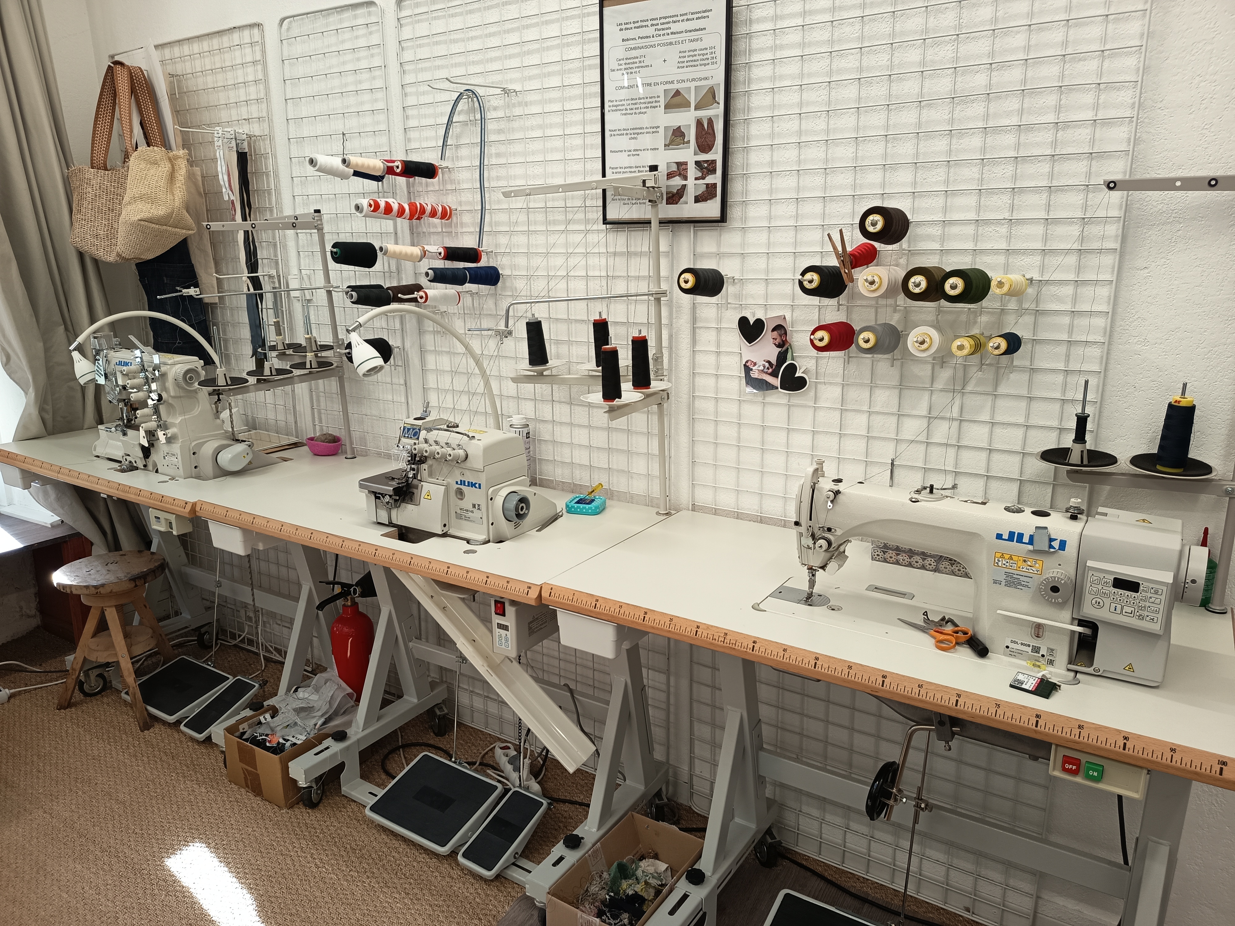 Située au cœur de Florac (2 000 habitants), village touristique des Cévennes, cette
mercerie bénéficie d’un emplacement privilégié avec excellente visibilité grâce à
ses trois vitrines et un accès facile à pied comme en voiture.
Il s’agit de la seule mercerie dans un rayon de 30 km, offrant une clientèle fidèle
locale et touristique.
L’entreprise propose à la vente de la mercerie, de la laine, de la lingerie et de la
bonneterie. Consolidée au cours des dix dernières années, elle s’appuie sur des
bases solides, avec un chiffre d’affaires stable d’environ 80 000 €.
Elle offre de réelles perspectives d’évolution. Le repreneur n’est pas tenu de
maintenir l’offre actuelle à l’identique et peut la faire évoluer, notamment en
enrichissant ou en diversifiant les gammes, en proposant des services
complémentaires, en mettant en place des ateliers, en développant la vente en
ligne ou encore en intégrant une offre de loisirs créatifs.
Le local comprend une surface commerciale de 50 m², un espace atelier de 10 m²,
une réserve de 10 m² ainsi qu’une cabine d’essayage. L’aménagement est
modulable et permet d’adapter facilement l’espace, avec la possibilité d’augmenter
la surface de vente en réduisant la réserve.
Aucun salarié n’est à reprendre et le cédant pourra accompagner le repreneur au
démarrage de l’activité.
Bail commercial : 563 € TTC /mois
Vente du fonds de commerce : 19 000 € (hors stock).