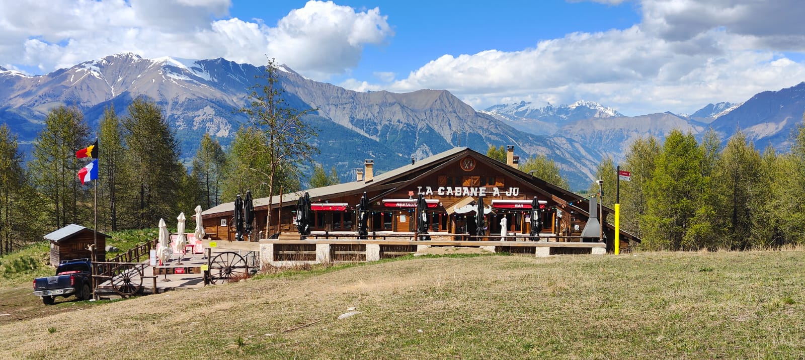 L'extase de pouvoir gérer un restaurant icônique tout en y vivant à l'année.
Dans une station qui investi actuellement pour une gestion 4 saisons, avec une réelle motivation de progression, ce mythique bar-restaurant se situe au plein milieu des pistes de ski, de Vtt et de randonnées. Accessible en ski, à pied, en véhicule et prochainement en télésiège cet établissement est un incontournable de la vallée de l'Ubaye.
Avec ses 300 jours d'ensoleillement par année vous jouirez d'un double logement de fonctionnement et d'un panorama à 360° sur les montagnes, la vallée, la faune et la flore. Chaque saison ayant son charme.
Situé à moins d'une demi-heure de la jolie ville de Barcelonnette, tous les commerces et services se trouvent à proximité.
Actuellement ce restaurant est géré par un couple et un chef (présent depuis plus de 25 années). Une aide est engagée uniquement les semaines de vacances scolaires.
L'entreprise developpe un chiffre d'affaire de 200000€ avec un EBE avoisinant les 40000€. Plusieurs pistes de développement sont envisageables.
Libre de fournisseur.
50 couverts à l'intérieur avec possibilité d'étendre à 115. Une grande terrasse orientée au sud avec possibilité de 80 couverts et une vingtaine de transats, le tout ombragé sous de grands parasols.
D'une superficie totale de 450m2 sur 3 étages, le sous-sol est réservé au stockage, frigos, congélateurs et salle de pause, le rez-de-chaussée pour la grande cuisine entièrement équipée, le bar, la salle de restaurant et un appartement de fonction de 65m2 avec salle d'eau et vue sur la vallée, le dernier étage comprend un deuxième appartement de fonction de 70m2 avec salle d'eau également.
Le prix demandé comprend l'immeuble, le fonds de commerce, les véhicules de fonction (Nissan navara, Hytrac à chenilles pour déplacements sur la neige, 2 déneigeuses et un quad 400cm3) et une servitude notariale (vendable pour une valeur de 115000€). Cette servitude vous assure l'impossibilité  pour un potentiel candidat d'exploiter un commerce de boissons et de restauration dans le seul bâtiment à proximité.
Le temps est venu pour les propriétaires actuels de prendre leur retraite et de laisser cette institution aux mains de candidats sérieux et ambitieux.