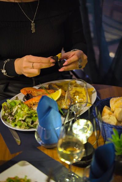 Situé sur le port de plaisance de Meschers-Sur-Gironde, La Caravelle est un restaurant familial tenu depuis 15 ans.
Profitant d'un cadre vacancier et agréable, le restaurant possède une grande clientèle touristique les mois d'été, mais aussi une clientèle récurrente importante les mois d'hiver.
Le restaurant propose un menu à partir de 22€ entrée plat dessert avec des spécialités des poissons et fruits de mer recherchées pour un rapport qualité prix reconnu depuis de nombreuses années. Depuis un an, la terrasse d'une capacité de 80 couverts possède aussi un Brasero, pour la cuisine de grillades face aux clients.

Le village de Meschers-sur-gironde est évidement synonyme de vacances, possédant un charme naturel entre falaises troglodytes et petites rues face à la mer.
Lisette cherche aujourd'hui à prendre sa retraite et se focaliser sur ses autres activités, laissant un restaurant convivial et réputé dans le secteur.