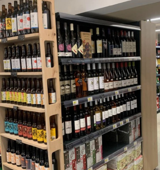 Fonds de commerce multi services – Emplacement exceptionnel (Plus Beaux Villages de France / Chemin de Compostelle)

À vendre : commerce multi services de 150 m² entièrement rénové, idéalement situé dans un village classé et étape très fréquentée du chemin de Saint-Jacques-de-Compostelle. Fort passage de pèlerins, randonneurs et touristes toute l’année.

Le village offre un cadre de vie et un environnement commercial très attractifs, avec plusieurs restaurants, un bar, une pharmacie, une esthéticienne, une librairie et un garage automobile.

Activités : épicerie, tabac, presse, FDJ, point chaud/pain, boissons à emporter, souvenirs (fort potentiel grâce aux pèlerins).
Équipement complet et récent : chambres froides, vitrines, frigos boissons, clim réversible neuve, alarme, vidéosurveillance, porte blindée.
Aucun investissement à prévoir.

Affaire rentable :

EBE : 118 000 €

Prix : 250 000 €

Idéal pour un couple souhaitant reprendre un commerce dynamique avec un fort potentiel, soutenu par un flux constant de pèlerins et un village doté de nombreux services.