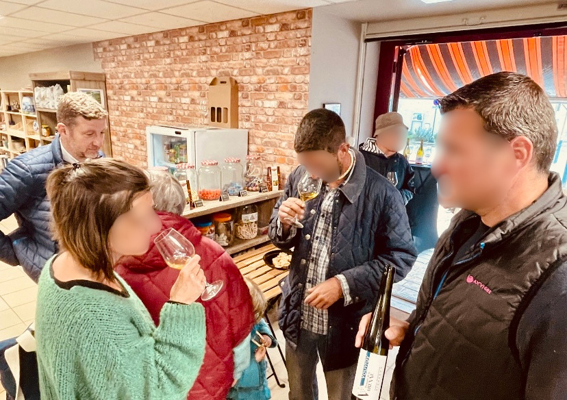 Épicerie de village implantée au cœur de Noizay, commune viticole d’Indre-et-Loire, proposant une offre de produits locaux, artisanaux et de dépannage ; complété par plusieurs services de proximité.

Commerce bénéficiant d’un rôle central dans la vie locale, avec clientèle fidèle et environnement touristique porteur à proximité d’Amboise, des vignobles de Vouvray et des châteaux de la Loire.

Matériel récent en excellent état, renouvelé lors de la reprise récente de l’établissement. Local commercial d’environ 140 m² situé en centre-bourg avec parking à proximité.

Atout majeur : importante réhabilitation du bâtiment programmée par la commune conditions locatives particulièrement intéressantes (gratuité le temps des travaux puis loyer attractif).

CA 2023 : 197 k€ / CA 2022 : 214 k€

Cession du fonds de commerce. Prix de vente : 55 k€ négociable.

Opportunité idéale pour un couple, des associés ou toute personne souhaitant développer un commerce de proximité dans un cadre de vie rural dynamique, avec un fort potentiel de développement lié aux horaires d’ouverture, à l’activité touristique et aux services complémentaires.