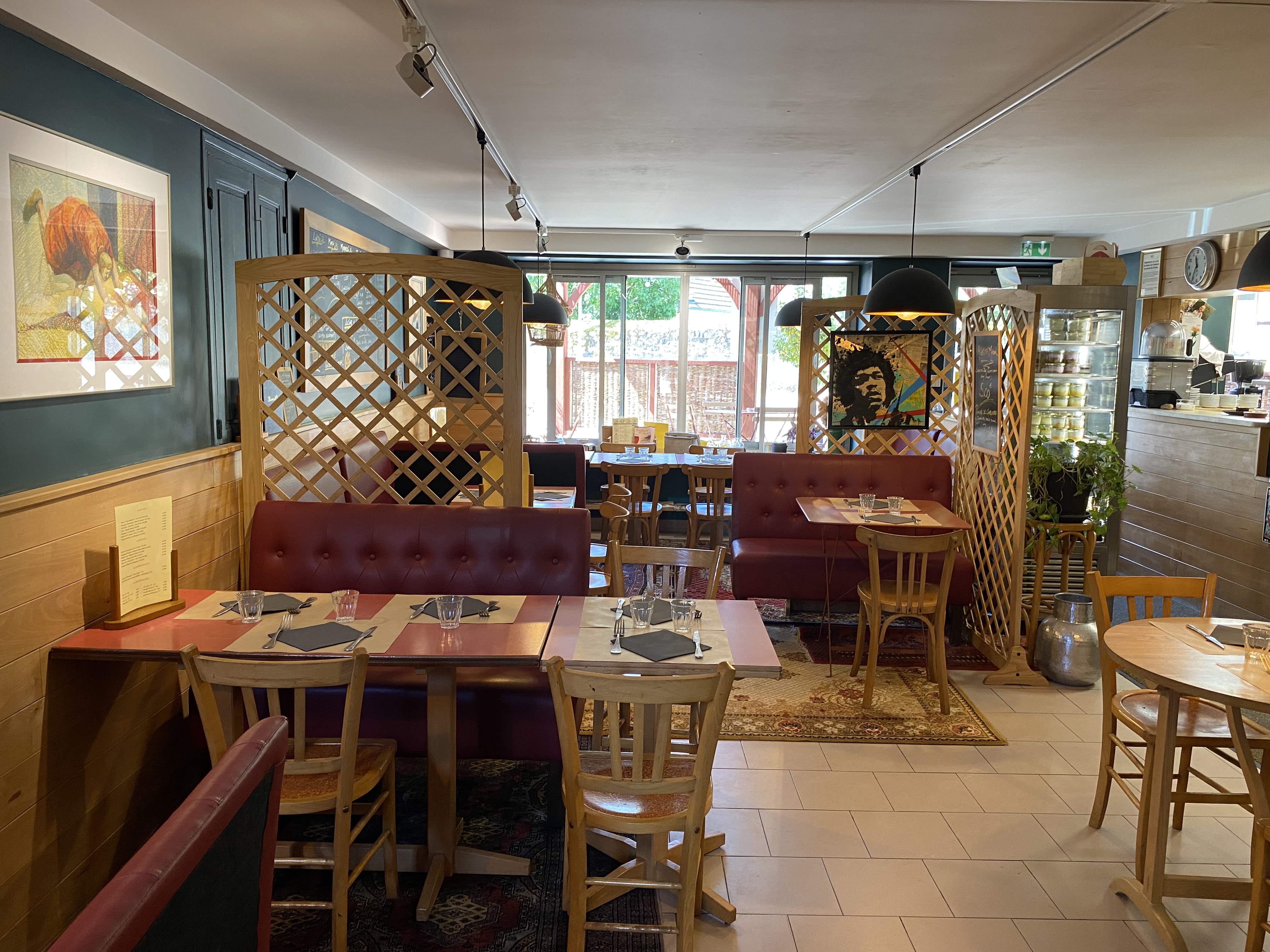 Fond de commerce Bar (licence 4), tabac et restaurant à vendre dans le Morvan. Salle de 30 couverts, terrasse de 15 places ainsi qu’une terrasse couverte d’environ 25 places. Appartement refait entièrement à neuf, cave, cellier et réserve.Chiffre d’affaires en progression .Possibilité d’achat des murs.