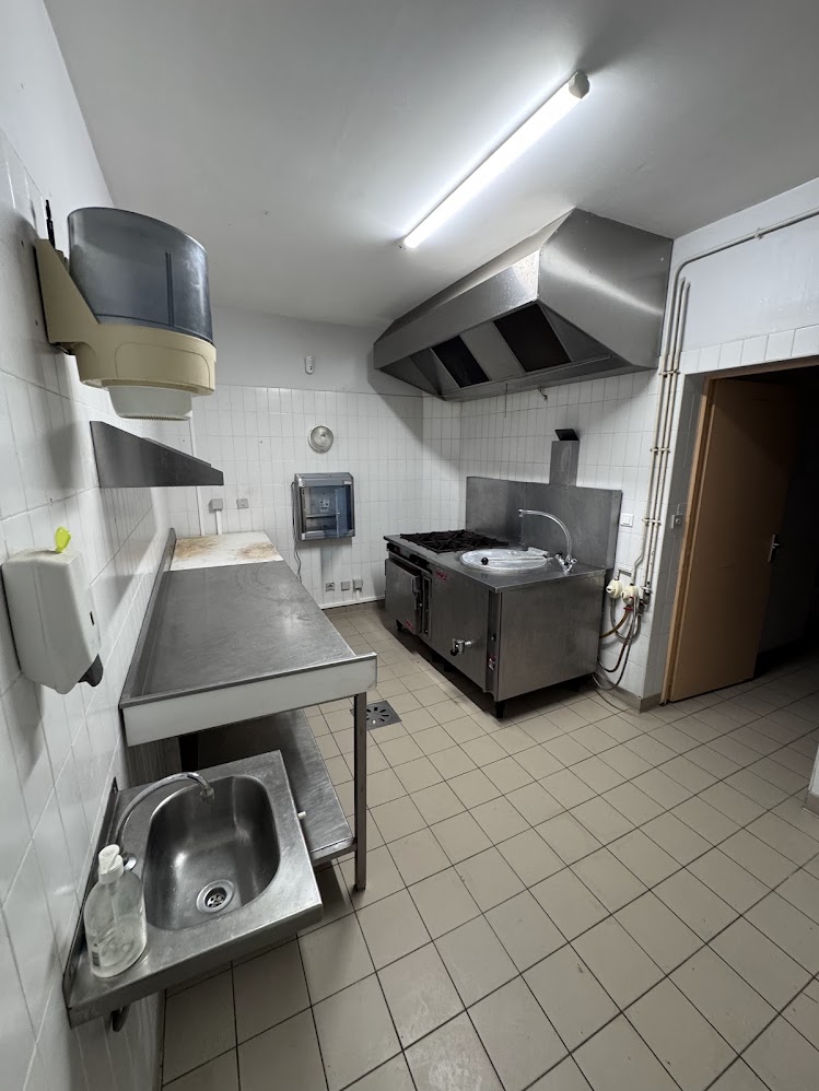 SAINT MAURICE DES LIONS
A LOUER  – Local commercial équipé Boucherie / Charcuterie / Épicerie

Situé en plein cœur du village, ce local commercial bénéficie d'un emplacement idéal sur un axe passant (Limoges-Niort-Nantes), avec stationnement à proximité, proche des autres commerces et services (Salon de Coiffure / Boulangerie-Pâtisserie / Bar Restaurant / Agence Postale / Ecoles et Mairie)
Anciennement exploité en épicerie-boucherie-charcuterie traiteur, il est parfaitement adapté pour une activité alimentaire et de commerce de proximité. 
Le local est prêt à l'emploi et dispose d'un équipement professionnel complet. Surface de vente spacieuse, lumineuse et climatisée!
Équipements inclus :
Laboratoire de transformation avec chambres froides 
Espace de préparation équipé avec piano de cuisson
Trois vitrines réfrigérées horizontales / Une vitrine réfrigérée verticale
Stérilisateur à couteaux.

Ce commerce offre un fort potentiel de développement au sein d'une commune de 915 habitants, dynamique, avec une clientèle locale fidèle et un réel besoin de commerce de proximité.

Loyer mensuel : 400 € TTC

Une belle opportunité pour un artisan ou un commerçant souhaitant s'installer rapidement dans un cadre rural attractif.

Pour tout renseignement complémentaire ou pour organiser une visite, n'hésitez pas à nous contacter