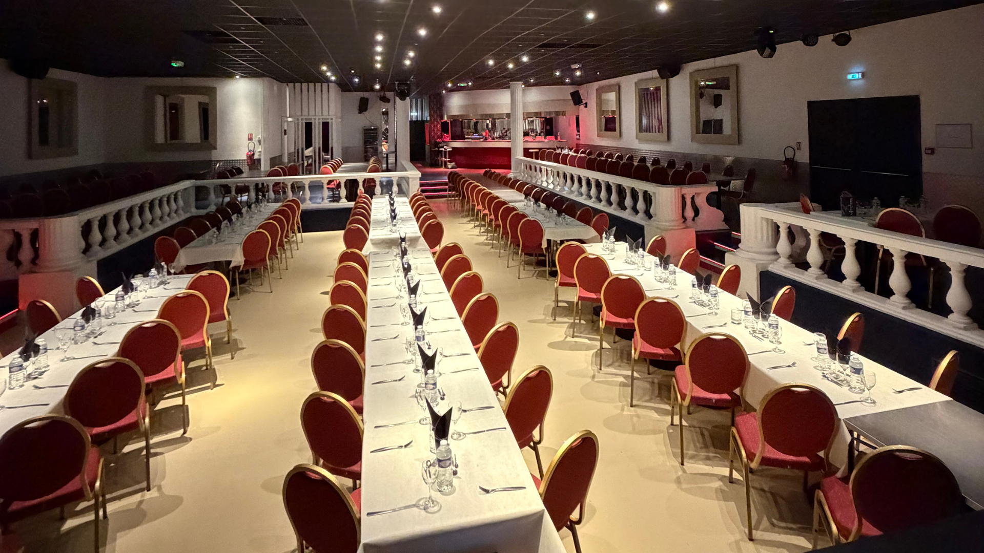 Le Vitotel, cabaret emblématique de Vitot (Eure)

Situé au cœur du charmant village de Vitot, dans l’Eure, Le Vitotel est un lieu emblématique mêlant convivialité, culture et spectacle. Ce cabaret unique en son genre, reconnu pour son ambiance chaleureuse et ses soirées festives, cherche aujourd’hui un repreneur pour poursuivre l’aventure, suite au départ à la retraite des propriétaires.

Le site offre un fort potentiel de développement, que ce soit pour maintenir l’activité de cabaret, créer un lieu d’événements privés (repas-spectacles, mariages, séminaires, concerts) ou imaginer un concept touristique innovant.

Le bâtiment, en bon état, comprend une grande salle de spectacle avec scène équipée, un bar, un espace cuisine.

Ce lieu de vie et de partage attend désormais une personne ou un couple passionné(e) par le spectacle, la restauration ou l’animation locale, prêt(e) à faire rayonner de nouveau Le Vitotel dans la région.

👉 Une belle opportunité de reprendre un établissement plein d’histoire et de charme, au cœur de la Normandie !
Localisation : Vitot (Eure, 27)
Pour toute information ou visite, contactez-moi directement.