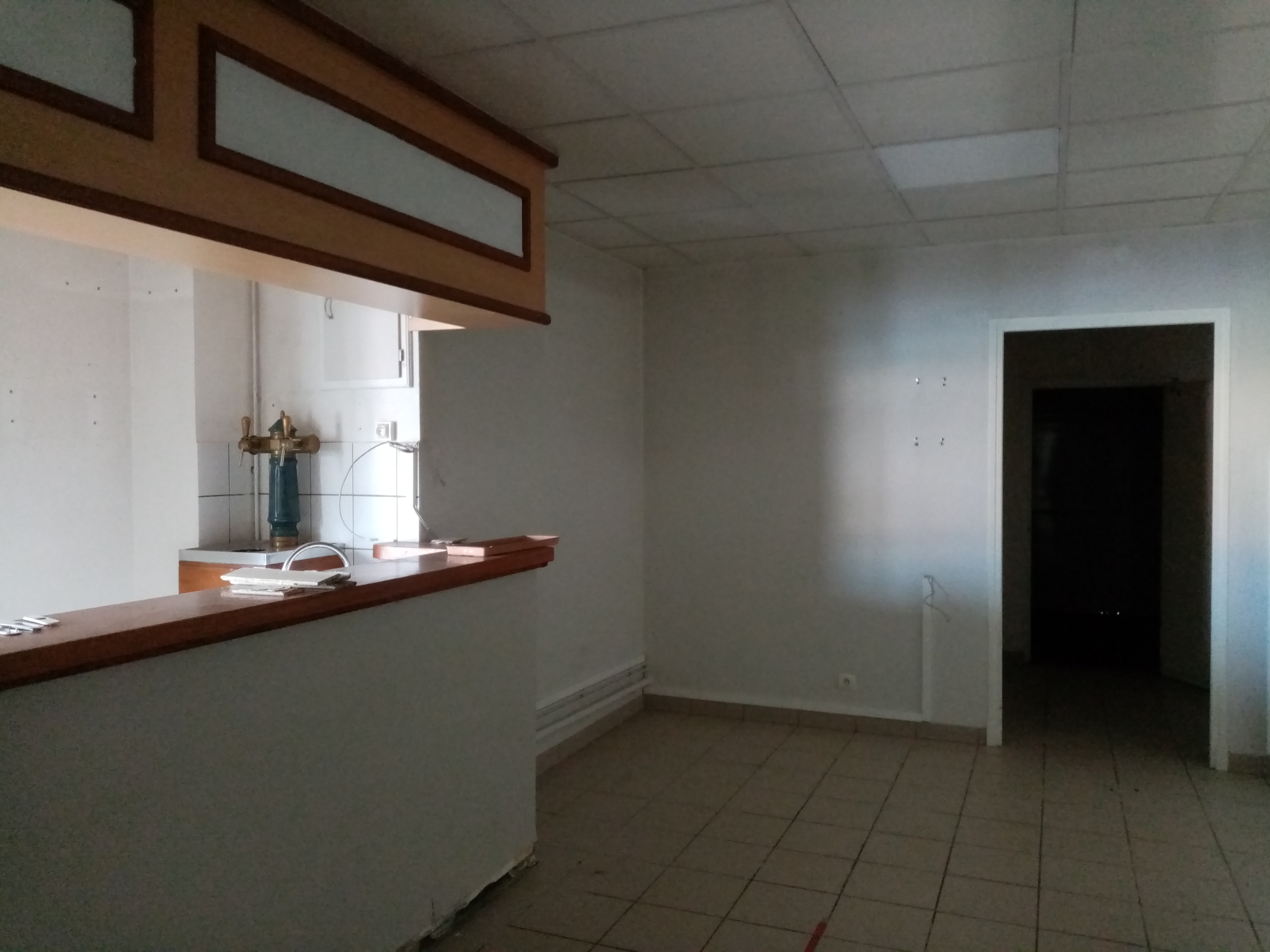 Les atouts :
- commerce de proximité 
- situé dans le centre-bourg
- places de parking devant l’établissement
- demande des habitants

L’activité : 
Une belle opportunité pour entreprendre en milieu rural, créer du lien social et développer une activité multiservice adaptée au besoin du territoire  et essentielle à la vie locale. 

Il est possible de développer la vente de produits locaux, de proposer un point relais pour les colis, d’ouvrir un espace bar, café/salon de thé ou encore un snack...

Tout est à imaginer: aménagement, offres, horaires avec le soutien de la mairie et de ses habitants. 

Le local : 
Le local possède une surface exploitable de 76 m2 et se compose en deux espaces distincts.
 
Une partie de 41,50 m2 est dédiée à l’épicerie. 
Elle comprend : 
→ une vitrine et une entrée accessible aux personnes à mobilité réduite (PMR) ; 
→ un espace modulable pour rayonnages, avec la possibilité d’installer des frigos vitrine et/ou une caisse selon le projet. 
→ un espace pour la cuisine dans le cadre d’une activité de restauration rapide ou de snacking avec un four à pain électrique, un évier et une chambre froide de 1,6 mètre carré. 

Une section dédiée à l’activité « bar/snacking » de 25,5 m2, comprenant : 
→ une vitrine et une entrée PMR ; 
→ un bar avec un comptoir ; 
→ un sanitaire PMR ; 
→ un espace de stockage pour les produits secs de 4,60 m2 ; 
→ une réserve de 9,60 m2.

L’environnement :  
Une commune de 302 habitants située au nord-est de la Nouvelle-Aquitaine avec un bassin de vie d’environ 2000 habitants. La commune dispose d’une école maternelle en RPI. 

Au sein du château de Châtel-Guyon, une clinique privée accueille 52 patients et emploie 50 professionnels de santé. Ce public représente une véritable opportunité commerciale.
 
En parallèle, cette commune propose deux circuits de randonnées : “le Bois de Viersat” & “Vers les hauteurs de Viersat”. Ces sentiers sont régulièrement parcourus. 

Informations pratiques : 
Le bâtiment se situe au cœur du bourg et à 10 min à pied du château Châtel-Guyon. Le bâtiment dispose de deux entrées distinctes facilitant le multiservice, d’un four à pain électrique, et d’un rayonnage. Il dispose d’accès et de sanitaire PMR. Devant le bâtiment, un parking pouvant être réduit afin de créer une jolie terrasse avec quelques aménagements à prévoir. 

La commune s’engage à effectuer des travaux de peinture. À noter qu’en 2016 l’isolation par le toit a été réalisée, les luminaires ont été remplacés par des LED, le système de chauffage a été changé par un système plus performant et moins énergivore. 

Selon le projet une gratuité du loyer pourra être envisagée pour la première année. Puis un loyer modéré sera proposé par la commune.