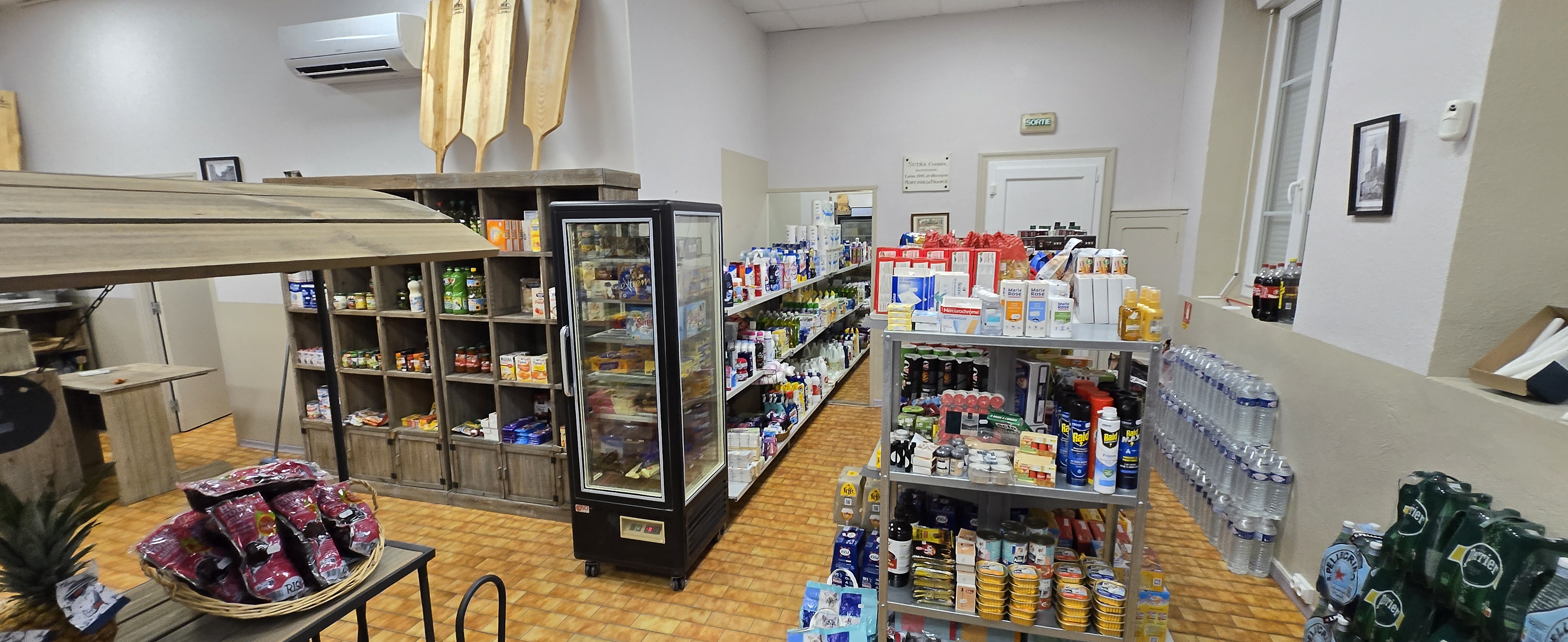 À vendre, fonds de commerce d’une épicerie de proximité située au cœur des Corbières, à Saint-Jean-de-Barrou.
Créée en 2022, l’épicerie bénéficie d’un bon ancrage local et d’une clientèle fidèle, composée des habitants du village et des communes environnantes. L’activité est complétée par une clientèle de résidences secondaires et de touristes, particulièrement présente les week-ends et durant la période estivale. Le commerce travaille également avec plusieurs mairies et comités des fêtes des villages alentours.
L’épicerie propose une offre alimentaire diversifiée : produits de première nécessité, fruits et légumes, viande, charcuterie, fromages, vins et dépôt de pain. Cette activité est complétée par une offre de planches, tapas, petits-déjeuners et apéritifs, permettant de diversifier les sources de chiffre d’affaires et offrant encore des possibilités de développement.
Le commerce est exploité dans un local d’environ 89 m² avec terrasse couverte de 30 m², appartenant à la mairie et bénéficiant d’un loyer très attractif de 300 €/mois.
L’établissement est entièrement équipé, avec du matériel neuf ou en très bon état. Aucun investissement majeur n’est à prévoir pour la reprise.

Chiffre d’affaires : environ 325 000€ en 2025
Prix de cession du fonds de commerce : 100 000€ 

Opportunité à saisir pour un repreneur souhaitant s’investir dans un commerce de proximité bien implanté et à taille humaine, au cœur de l’environnement rural et touristique des Corbières.
