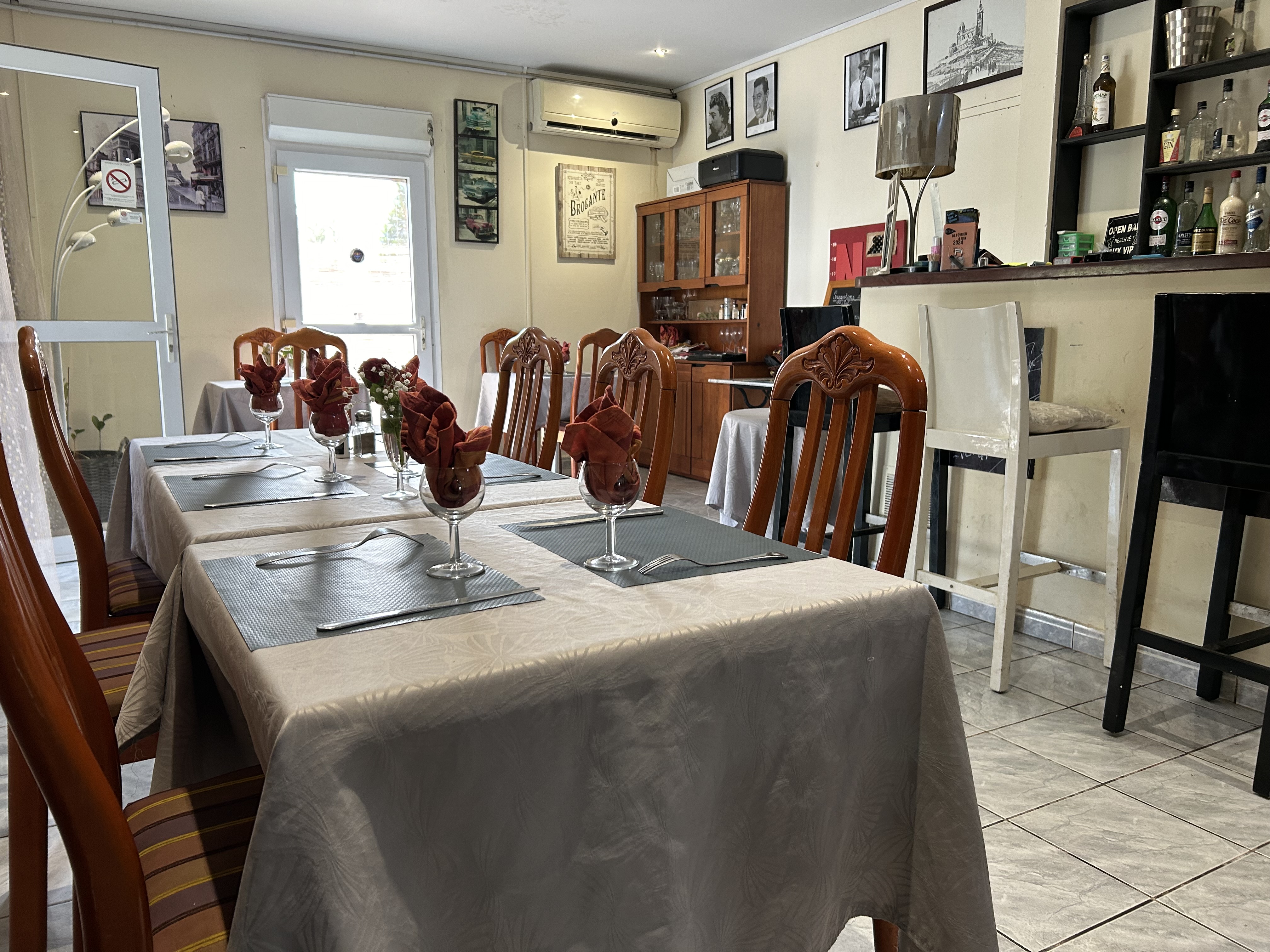 CAUSE DEPART - Vend murs + fonds de commerce (actuellement restaurant mais possibilité tout commerces) + appartement situé à Saint-Benoît Île de la Réunion, une ville en pleine expansion.

Restaurant de cuisine traditionnelle chinoise et française, clientèle fidèle. 14 places assises en terrasses, 17 places assises en salle, 2 WC, 1 bar, 1 cuisine totalement équipée (3 congélateurs, 1 four, 2 fours à micro-ondes, 1 cave à vin, 3 réfrigérateurs, 1 machine à congeler). Salle climatisée, et parking pouvant accueillir min. 6 véhicules.

Habitation à l'étage, 1 WC, 1 salle de bain (baignoire) séparée, 1 séjour climatisée, 1 cuisine, 2 chambres climatisées, 1 balcon.