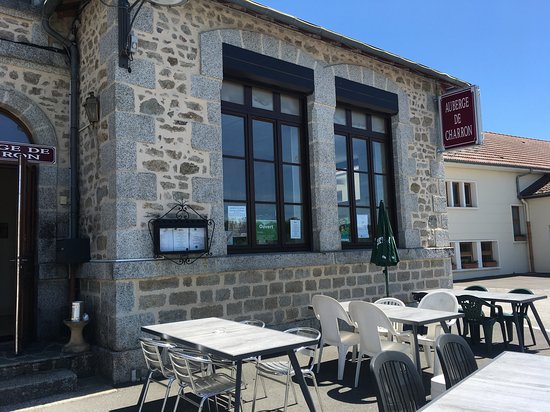 Au cœur d’une commune de 206 habitants entre Creuse et Auvergne, située à 30 minutes de la station thermale d’Evaux-les-Bains (4000 curistes/an), à 1 heure du Massif du Sancy.

Vous souhaitez reprendre un bar-restaurant à la frontière auvergnate, pour créer un lieu de retrouvaille pour les habitants et les touristes de passage.

 Les opportunités

La commune est à la recherche de professionnels de la restauration pour la gérance de cet établissement. À proximité de parcours de randonnée et aux portes de l’Auvergne, ce bar/restaurant est idéalement situé pour développer une activité florissante dans un cadre agréable et offre la possibilité de travailler avec des producteurs locaux.

L’activité actuelle

Activité de restauration depuis plus de 20 ans, ce lieu de vie est fédérateur pour nos nombreuses associations. Il permet également à une clientèle régulière, ouvrière et touristique de partager un moment convivial ou tout simplement se restaurer.

Sa salle entièrement rénovée, d’une capacité de 50 couverts (tables et chaises disponibles). Permettant l’accueil des voyageurs de passage et de créer un lieu où l’on aime à se retrouver. Son bar, refait à neuf est déjà équipé de frigos, d’un lave-verre, d’une cave à vin et d’un évier.

Loyer mensuel : 680 €

 Superficie : 200 m²

Local professionnel

· Salle de 63 m²

· Rénové en 2024

Local d'habitation de 100 m²

Équipements :

· Piano de cuisson

· Four

· Chambre froide

· Parking


 

À propos du territoire

Territoire ponctué de petits villages en pierre, l’est Creuse fait partie des contreforts du Massif central. Ses paysages vallonnés et verdoyants offrent des points de vue somptueux et de grands espaces propices aux sports de plein air et à une vie paisible.

Sur place : nombreuses associations sportives et culturelles, sentiers de randonnées, petit patrimoine, producteurs locaux…

À proximité (8 kms) : boulangeries, supermarché, poste, école, collège, médecins, infirmières, garagistes…

L’actuel déploiement de la fibre sur tout le territoire creusois vous permet de rester connecté.