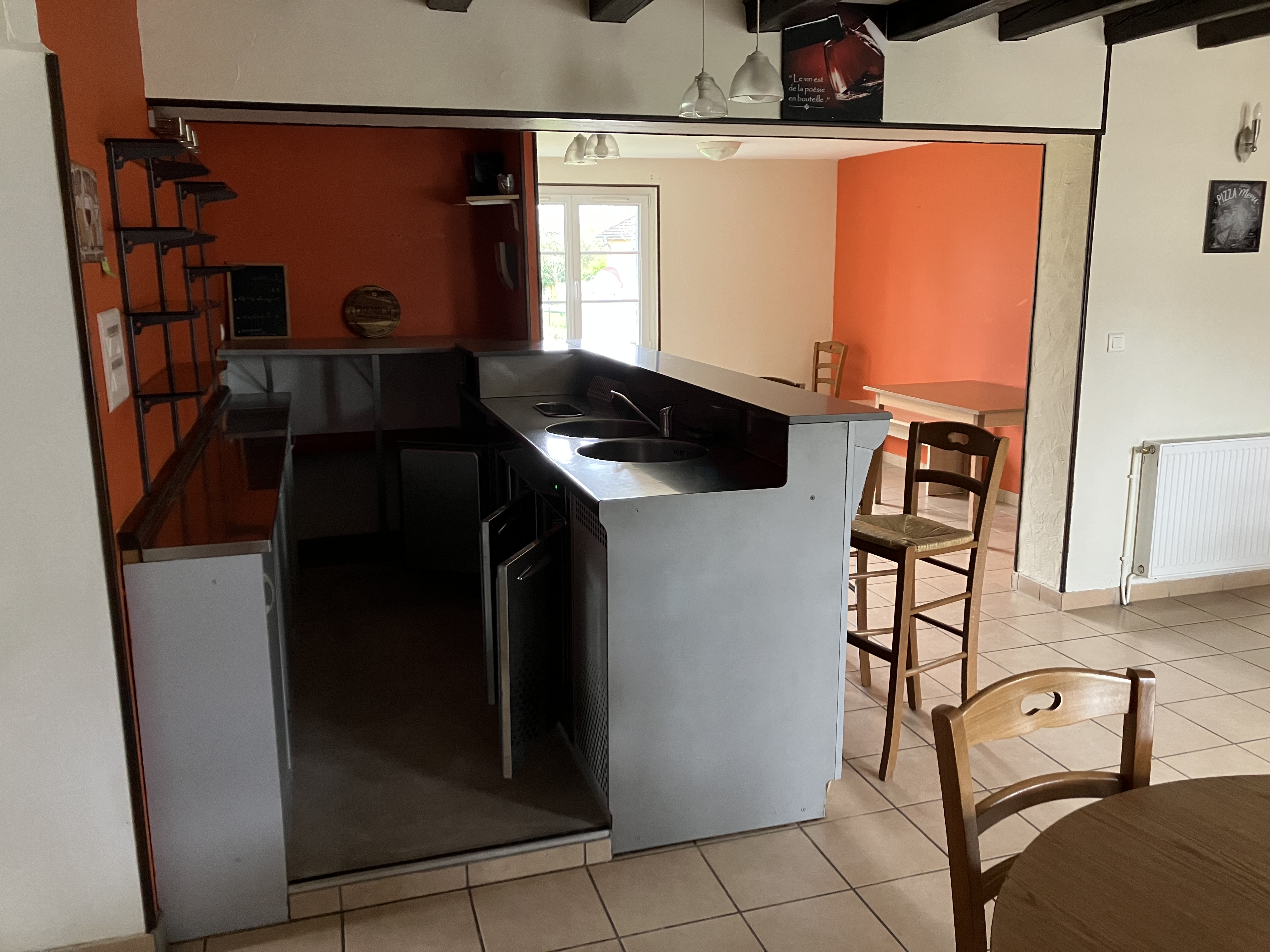 Bail commercial.

Bar restaurant situé à une quinzaine de kilomètres de Moulins-Sur-Allier (03).
A  proximité de la Route Nationale 7 et de l'Arborétum de Balaine.

- Cuisine fonctionnelle
- Licence IV 


Repreneur souhaitant un local prêt à exploiter.

Salle du bar 26,72 m2
Salle du restaurant 45,00 m2.
Terrasse extérieure

Loyer 489 €