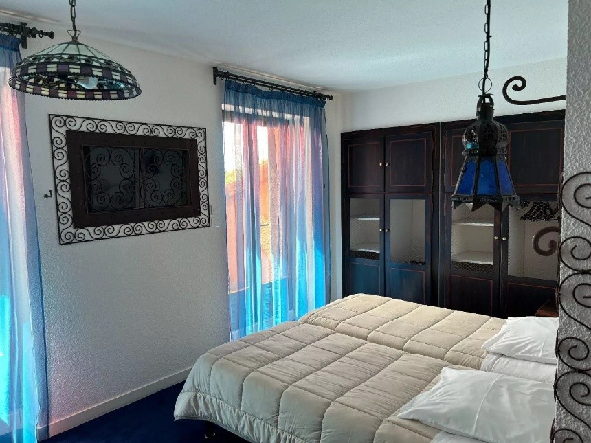 A cheval sur les départements de la Loire et du Rhône, Le Cergne est une commune de 620 habitants située dans un environnement rural et de moyenne montagne, mais à proximité de villes plus importantes telles que Cours-la-Ville, Charlieu, Thizy-les-Bourgs, Chauffailles ou encore Roanne. 
Au cœur du village et en bordure d’un croisement de deux routes départementales le « Bel ’Vue » un hôtel restaurant est tenu depuis 35 ans par un couple. 
Actuellement en recherche de repreneurs pour cause de départ à la retraite, les propriétaires gérants vendent le fonds de commerce qui peut être le cas échéant associé à la vente des murs. Dans ce cadre, les gérants, la communauté de communes et la commune s’associent afin de trouver un repreneur. 

D’accès facile, en plein cœur de bourg et jouissant d’une très bonne visibilité, le local dispose d’une importante superficie étalée sur 4 niveaux : 
-sous-sol : un grand espace à usage technique et de stockage (vestiaire du personnel, chambre froide, ...) + appartement des gérants de 100m2
-RdC (entrée principale) : accueil, salle de restaurant pouvant accueillir jusqu’à 80 personnes agrémentée d’une terrasse, salon, bar, cuisine
-1er étage : chambres d’hôtel
-2eme étage : chambres d’hôtel
Les extérieurs sont composés d’une grande terrasse, d’un parking sécurisé, et d’un jardin pour une superficie totale de 4000m2 (en partie inutilisables du fait du dénivelé). 

Concernant les horaires d’ouvertures pratiqués, le restaurant est fermé le vendredi, le dimanche soir et le lundi midi. 
L’activité est concentrée les lundis, mardi, mercredi et jeudi pour l’hôtel. Les week-ends et dimanches midis sont les jours les plus importants pour le restaurant.  
La clientèle se compose principalement de personnes en visite ou travaillant dans les grandes entreprises industrielles du secteur (Malerba, Plasse, Altrad, ...) et de personnes des alentours souhaitant profiter d’une cuisine qualitative le week-end. Des marcheurs parcourant notamment le chemin de St-Jacques-de-Compostelle et les motards ou voiture de collection en itinérance font également partie du panel de clients types. 
Un service traiteur de repas à emporter est également proposé. 
Cette fréquentation variée permet à l’entreprise d’avoir une activité plutôt régulière sur l’ensemble de l’année, le mois d’août étant toutefois le moins fréquenté. 

L’établissement est référencé aux Logis de France et classé 3 étoiles. 

A ce jour quatre salariés composent l’équipe en plus des deux gérants : 
-une femme de chambre (15h)
-une femme à tout faire (repassage, chambre, ...) (35h)
-une serveuse (35h)
-un pâtissier (30h)

Le poste de chef de cuisine est occupé par le gérant et sa compagne s’occupe principalement de l’accueil et du service. 
Le chiffre d’affaire se partage entre l’hôtel (130 000€) et le restaurant (480 000€). 
L’activité a été volontairement réduite ces dernières années par les gérants afin de préparer leur départ à la retraite. L’entreprise a connu par le passé jusqu’à 14 salariés et un chiffre d’affaire de 790 000€. 

Les établissement similaires et concurrents à proximité se situent à Charlieu (Le Relais de l’abbaye) à Thizy-les-Bourgs (Le Clos Fleuri). 

Le fonds de commerce est à vendre au prix de 220 000€. 
Le fonds peut être complété par l’achat des murs qui sont proposés au prix de 590 000€. 
Dans le cas où les murs ne seraient pas achetés, le loyer a été estimé et fixé au prix de 4000€ par mois. L’appartement est loué 700€. 
Dans l’ensemble des cas de figure possibles, les gérants actuels se portent volontaires pour accompagner les repreneurs dans le lancement de leur activité.