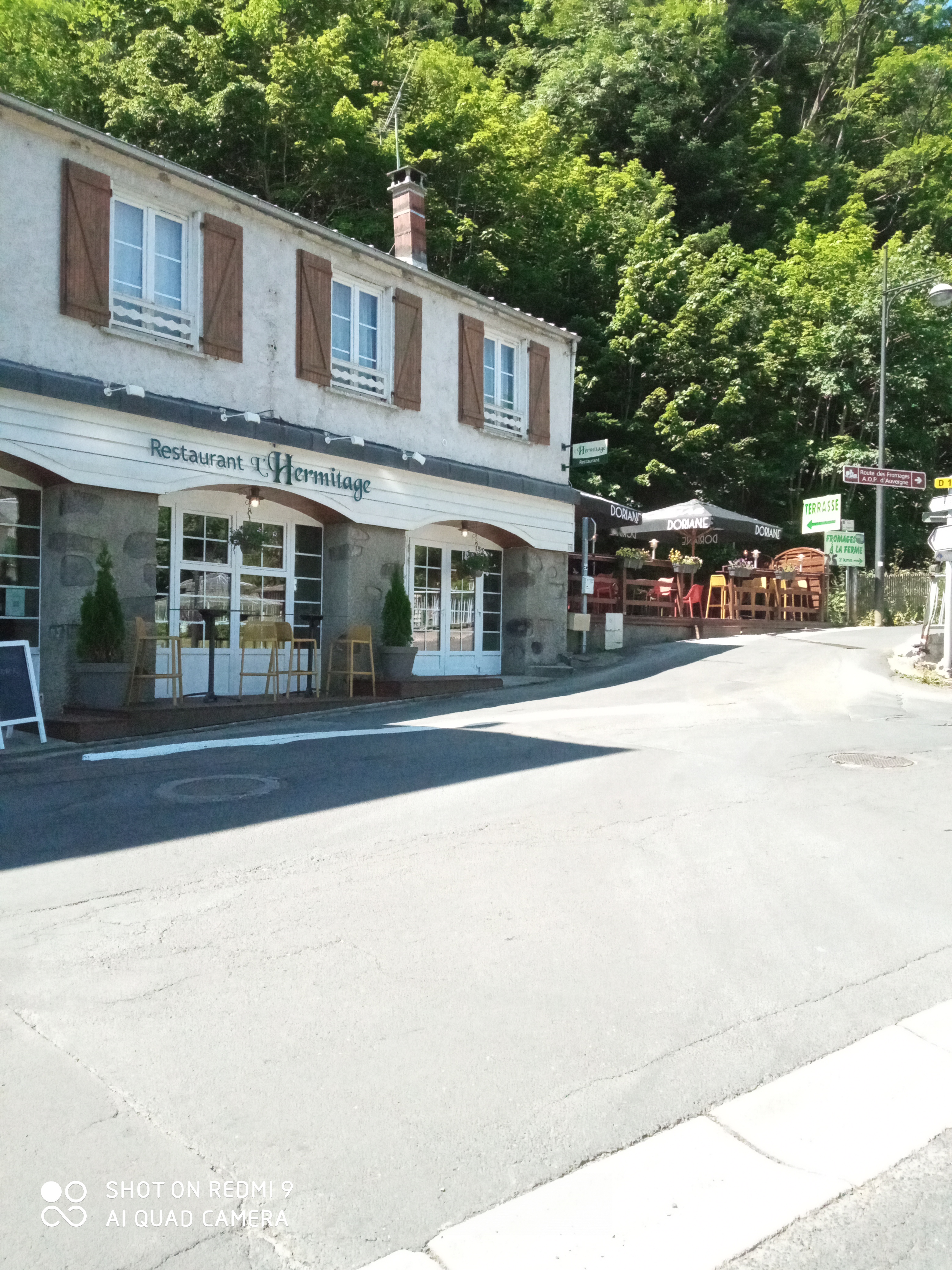 Urgent cause santé.
Restaurant traditionnel de charme avec licence 4 au centre d'un village touristique, aucun frais a prévoir, fonctionnel de suite.
Cuisine et salle refaite à neuf avec cheminée 48 couverts, terrasse avec mobilier neuf 36 couverts.
Loyer 1200€ mensuel
Très grande marge de progression du CA, aucun personnel à reprendre.