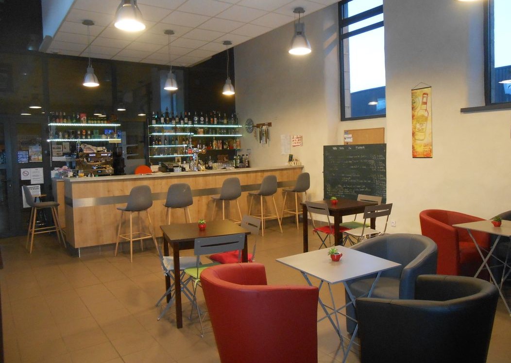 Commune située dans le Finistère en Région Bretagne, à 16 km de MORLAIX (sous-Préfecture), 20km de la mer et aux portes des Monts d’Arrée, Lannéanou bénéficie d’un cadre de vie agréable, au sein de paysages vallonnés et verdoyants. La commune recherche un.e professionnel.le de la restauration pour la location-gérance d’un bar-restaurant épicerie dépôt de pain.

D’une superficie totale de 294 m², crée en 2014, le restaurant est situé stratégiquement au cœur du bourg, sur la départemental D9, qui assure 1000 passages voiture journaliers.
Restaurant de cuisine traditionnel le midi en semaine et ouverture le vendredi soir et samedi soir, comprenant :
• Cuisine équipée intégralement + four à pizza.
• vaisselle + mobilier à disposition
• épicerie équipée
• Salle de restauration : 1 salle de 50 places
• un parking à proximité immédiate.
• Licence IV
• Salle des fêtes à proximité

Les candidatures devront être envoyées au plus tard le 03/07/2023 à la mairie de LANNEANOU à l’attention de Monsieur le Maire par voie postale, 3 rue des hortensias 29640 LANNEANOU ou par voie électronique.

Le dossier de candidature, pour être recevable, devra, comporter l’attestation d’identité du candidat et respecter les critères de sélection suivants :
• Expérience en restauration (compétences et références), expérience pratique et/ou diplôme (attestation) dans le domaine de la restauration
• Projet de servir des produits cuisinés sur place
• Maîtrise des règles sanitaires et d’hygiène
• Engagement sur la qualité et la fraîcheur des produits proposés à la clientèle
• Sens du relationnel et de l’accueil de la clientèle
• Engagement d’ouvertures (jours et heures)
• Capacités de gestion
• Moyens humains et économiques
Pour tout renseignement, privilégier les demandes par mail.
Local vacant.