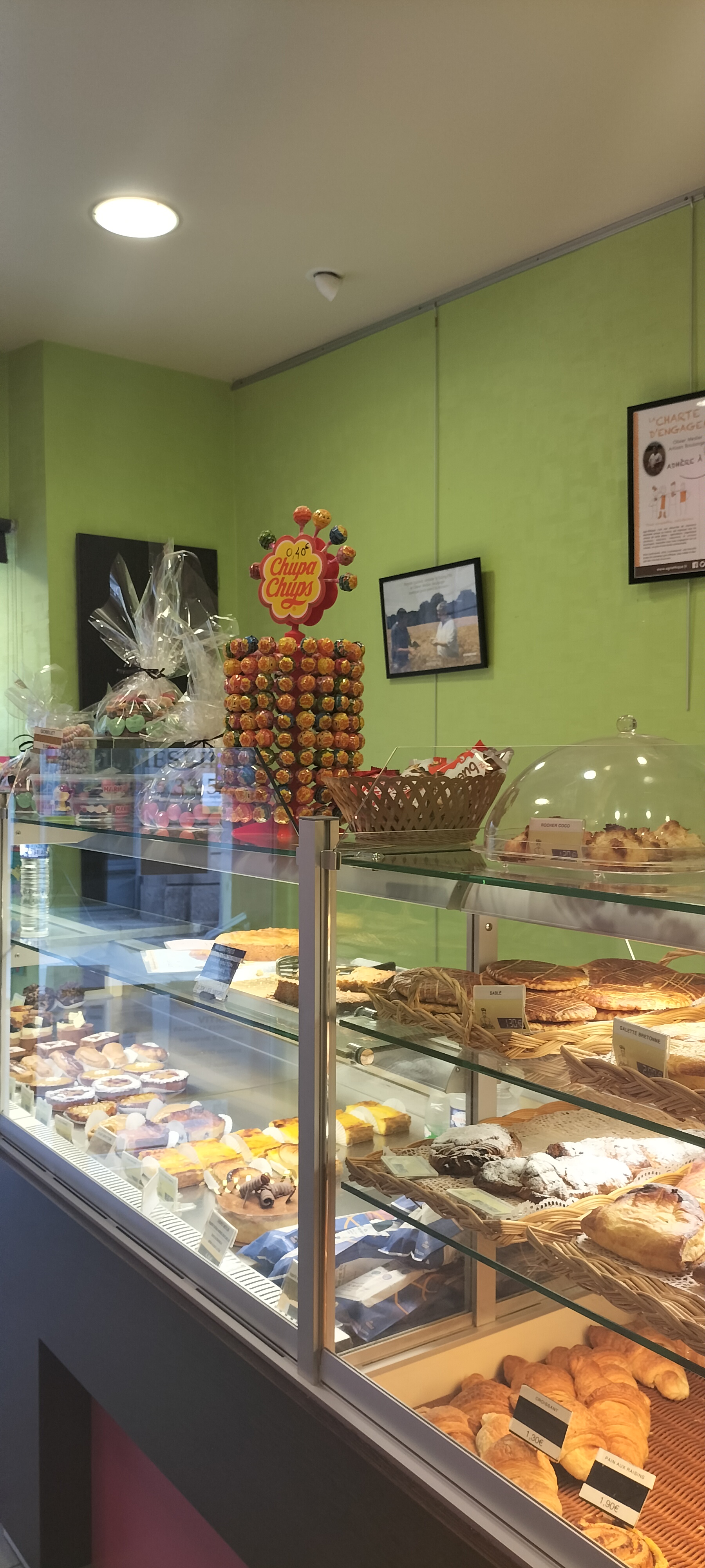 Boulangerie pâtisserie, centre ville vitré 35
Départ en retraite 
Emplacement central, ville médiévale, dynamique et touristique 
Gare TGV(6mn à pied) accès direct à rennes,laval,paris
École de la maternelle au lycée accessible à pieds
Facilité de stationnement
Loyer attractifs 827€/mois(avec le logement qui sera rénové si besoin)
Possibilité d'acquisition des murs , non compris dans le prix du fond de commerce 
Affaire saine, idéal pour un couple souhaitant développer l'activité