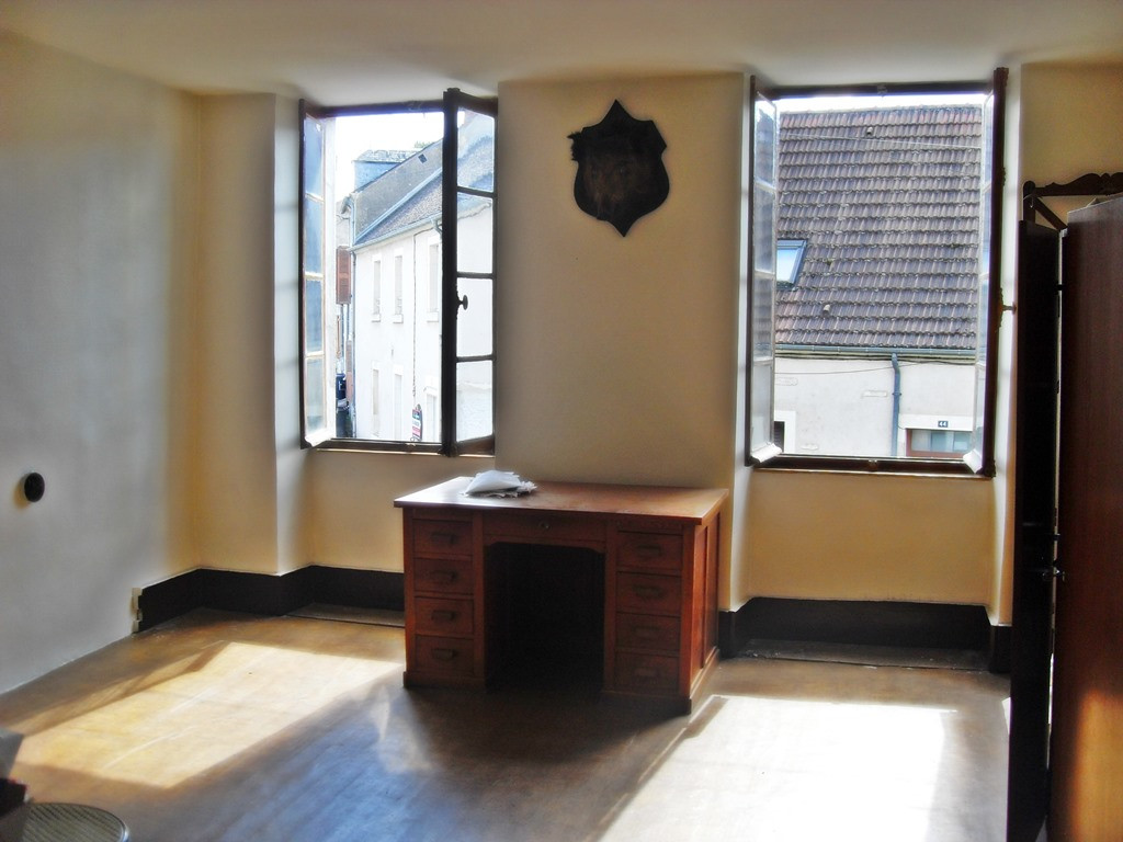 À vendre un fonds de commerce Bar avec tireuse plus licence IV,  murs. possibilité de faire un logement sur les 3 étages. Ce bar vieux de 100 ans cherche un repreneur pour son activité. Il vous est possible de l'acquérir avec ou sans licence Dès l'entrée une vitrine de 2.50 m x 1.50 m, vous invite à entrer dans la salle de 36 m² avec son bar centrale. L'étage vous laisse la possibilité d'aménagé un appartement. Il se compose d'une cuisine fermée de 6 m², une pièce pouvant être aménagé en salle d'eau de 2.5 m² et un séjour de 17 m². Au deuxième, une chambre de 12 m² et un grenier aménageable de 17 m². A l?extérieur une remise de 19 m²