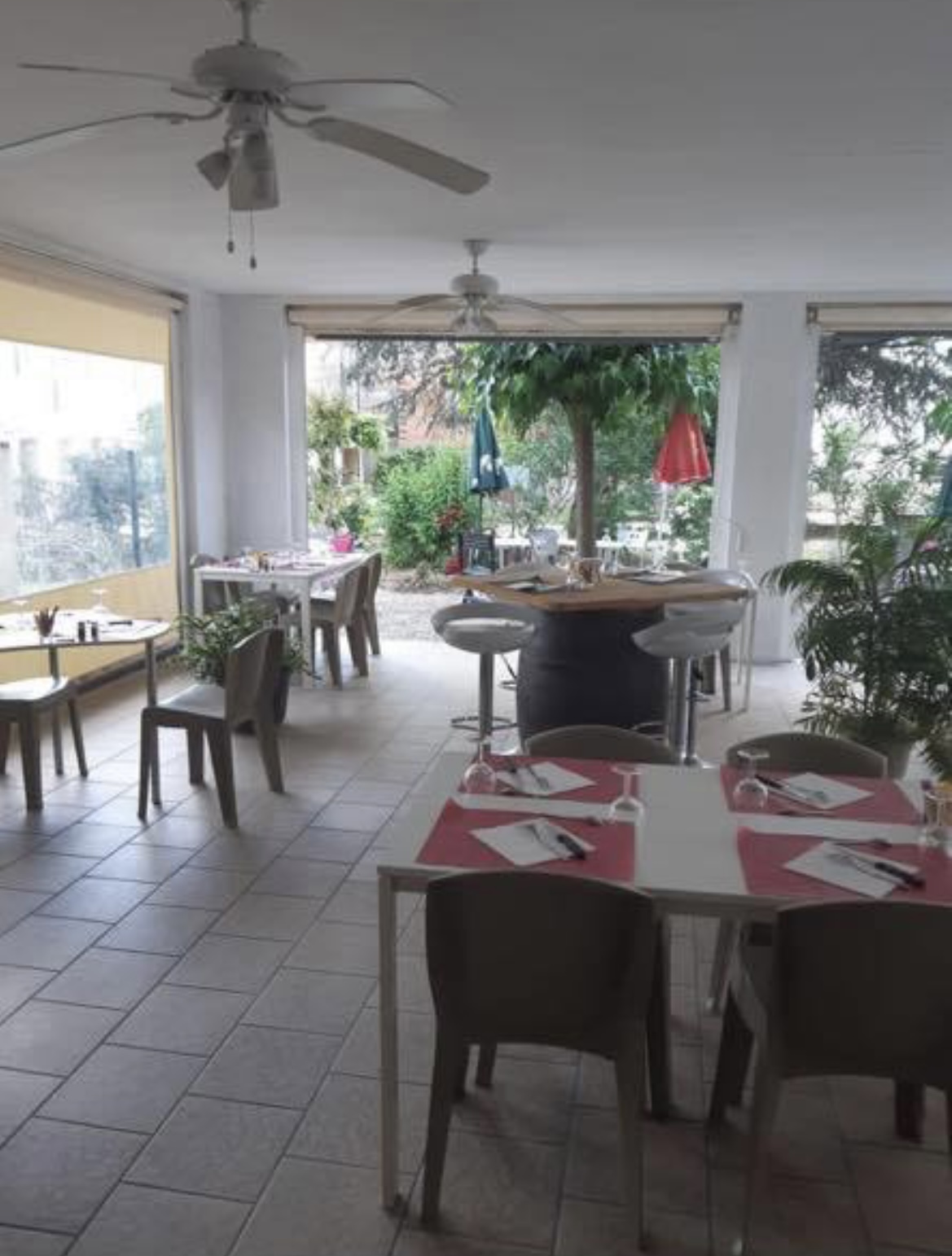 Bar restaurant, ancienne enseigne « Chez ricou ».

Le fond de commerce dispose d’un bar accompagné de sa salle, d’une deuxieme salle intérieur ,d’un bureau ,de deux réserves d’une cuisine équipée et également doté d’un four à pizza,  d’un bureau, d’un garage ainsi qu’ une terrasse couverte utilisable l’hiver et qui s’ouvre pour l’été pour une surface de 230m2 et également une terrasse extérieure. La capacité de clientèle l’hiver est à peu près de 50 à 60 couvert et au moins une trentaine de plus pour l’été (a voir suivant l’agencement). Il y a également un terrain de pétanque et un jardin à l’arrière et bien sûr sa magnifique clientèle. Très joli petit village entre Toulouse et Montauban c’est le seul commerce du village qui est très bien situé sur la route principal allant vers montauban avec facilité pour se garer.