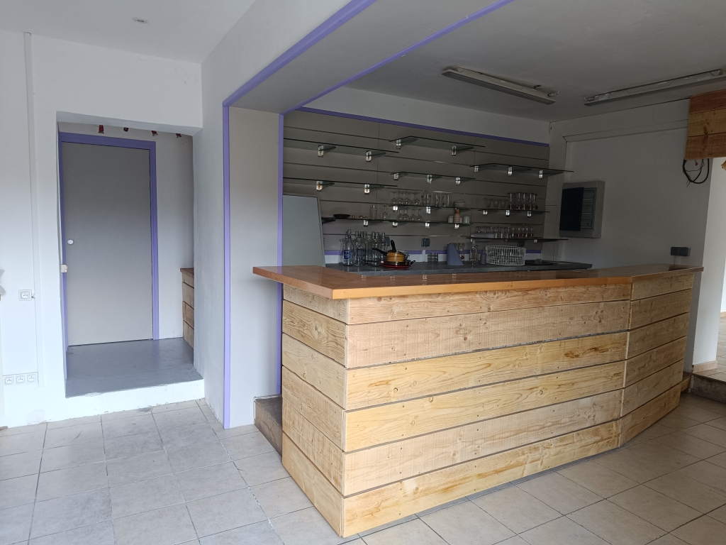 Vous rêvez de changer de vie ? Ce bien est fait pour vous !
Situé au cœur du berceau des Baronnies Provençales, dans un environnement naturel idyllique, ce commerce Alimentation - Bar - Snack vous offre une opportunité rare d’allier activité professionnelle et qualité de vie.
📍 Site prisé des parapentistes – Cadre naturel exceptionnel
✨ Le lieu :
Jouxtant une aire naturelle à la ferme (non incluse dans la vente), le site est un point de passage incontournable des parapentistes et amateurs de nature. La saison estivale y est dynamique et l’hiver, plus doux, permet un rythme de vie équilibré.
🍽️ Le commerce :
D’une surface d’environ 100 m², incluant une arrière-boutique et une terrasse de 40 m² (non couverte), il est partiellement aménagé et comprend tout le matériel nécessaire à l’activité de restauration. Une belle base pour relancer une activité conviviale et attractive. La Licence IV n'est pas attachée au site pour le moment.
🏡 Le logement :
Sur place, vous disposez d’un espace d’habitation indépendant, idéal pour un couple ou une famille :
*2 chambres de 12 m²
*Salle d’eau + WC indépendant
*Deux grandes pièces détente d’environ 35 m², dont une avec une vue imprenable à 280° sur le Fort des Baronnies
Équipements de confort modernes : géothermie, chauffe-eau solaire, centrale d’aspiration
📦 Un plus :
Un studio indépendant d’environ 45 m², à aménager, vous permettra de développer une activité de location saisonnière.
💶 Ce bien vous est proposé au prix de 430 000 €.
💡 Un cadre de vie et de travail unique, entre nature et convivialité, idéal pour un projet de reconversion ou une installation en couple dans une région ensoleillée et touristique.

📞 N’hésitez pas à me contacter pour de plus amples renseignements ou pour visiter le bien.