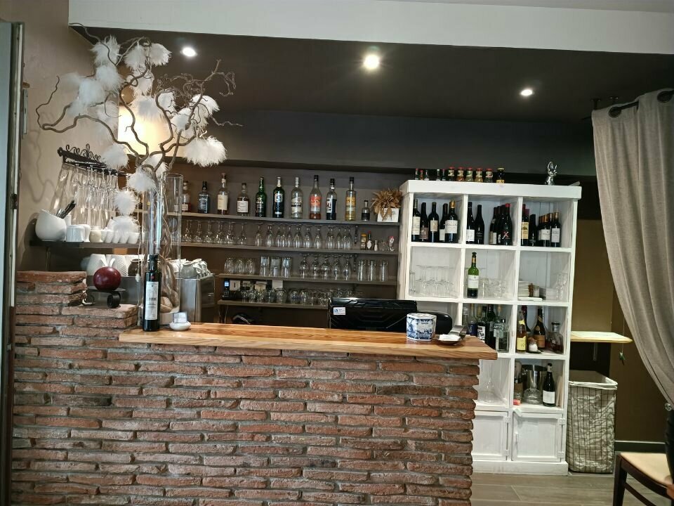 Fonds de commerce d’un restaurant semi gastronomique à vendre dans la région touristique de la Vallée de la Dordogne, au cœur d’un village dynamique.

- Capacité de 35 couverts en salle (80 m²) et 40 couverts en terrasse (50 m²)
- Ouvert actuellement 9 mois de l’année de février à fin octobre.
- Possibilité d’être ouvert à l’année car forte demande pour les vacances scolaires et fêtes de fin d’année notamment.

Le restaurant est référencé au Michelin et dispose d’une clientèle fidélisée.

Le bien est idéal pour un couple, avec juste des employés pour la saison en CDD.

Le restaurant est situé sur une commune dynamique (plus de 500000 visiteurs/an), élue 'Plus Beau village de France', en Vallée de la Dordogne, territoire touristique et économique d'envergure du nord du Lot en Occitanie. 

Sur un axe stratégique, à proximité de Rocamadour, de Padirac et de Sarlat en Périgord, la commune dispose d'un tissu économique riche et dispose de tous les commerces et services nécessaires.