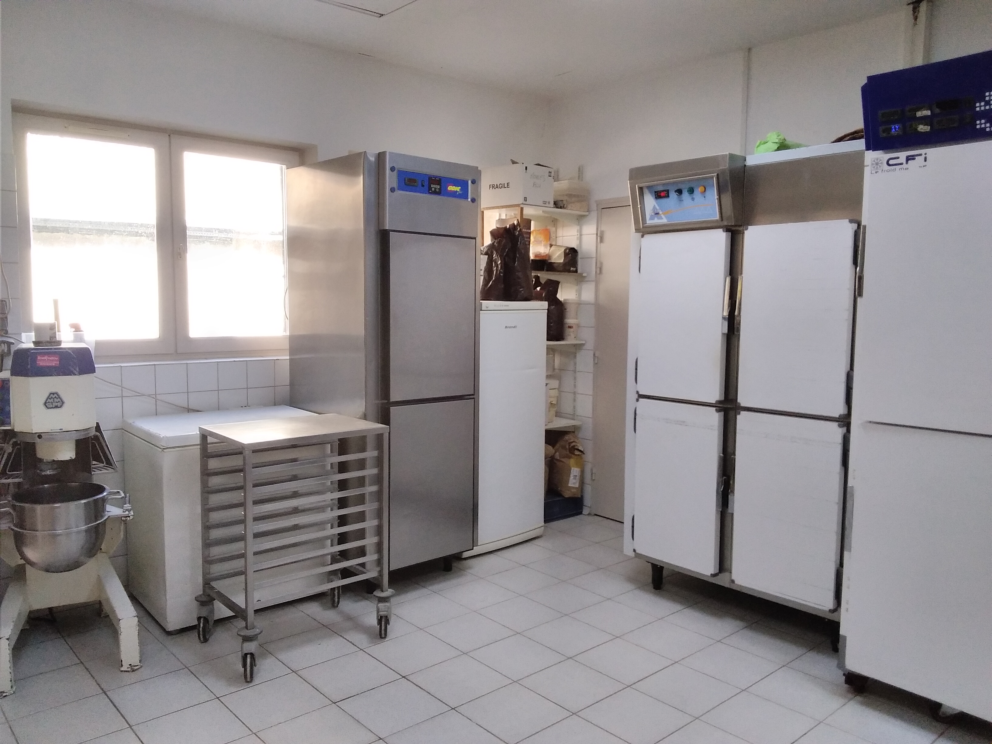 Cession cause retraite  + Continuité possible : accompagnement du repreneur - clientèle fidèle + fonctionnement actuel rentable  + Potentiel futur : développement possible (snacking, com, horaires…).

Situé sur une commune de 2000 habitants - Zone de chalandise 2x supérieurs du fait de sa situation sur l'axe routier très fréquenté (D323 -Plus de 5000 véhicules/jour).
 Fonds sain, base clients récurrente, matériel récent. 
120 000 € seulement (à débattre) pour un point de vente opérationnel, avec potentiel de marge supplémentaire (snacking, commandes en ligne, livraison locale…).
Cédant disponible pour accompagnement à la reprise (recettes, routines, fournisseurs, organisation) afin d’assurer la continuité sans perte de clientèle.
Potentiel de croissance immédiat : Développement snacking / pause déjeuner sur axe de flux - Numérique - Offre événementielle (entreprises, écoles, associations) - Extension horaires / jour d’ouverture selon stratégie.
Fort accompagnement à la reprise par la Municipalité.
Dossier complet sur demande — informations confidentielles.
Visite uniquement après premier échange et validation d’intention d’achat.