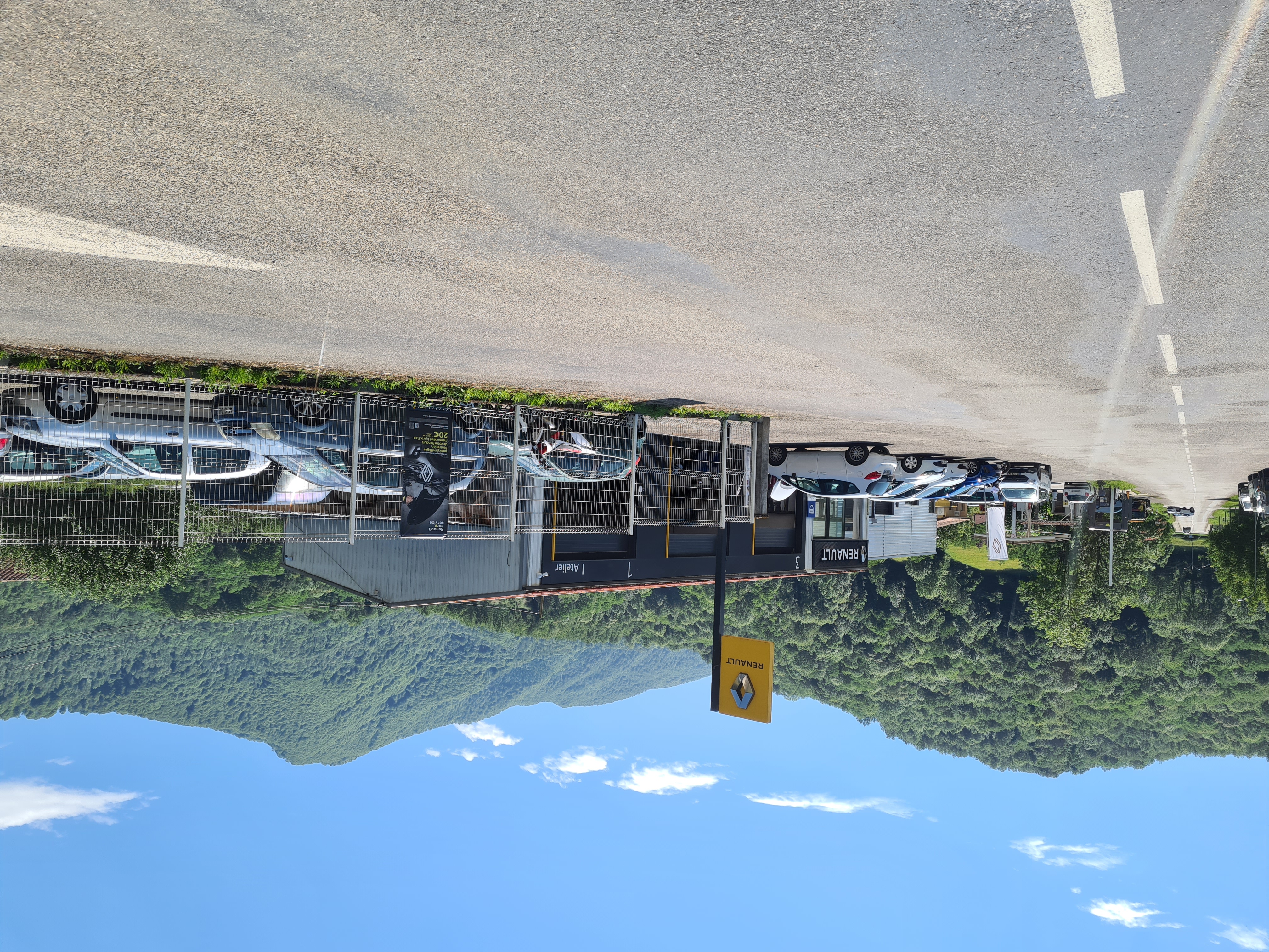 Cause retraite à reprendre fonds de commerce garage automobile agence Renault depuis 1984 très bien situé dans une région touristique à proximité de campings, station de ski, station thermale pas de concurrence directe seul sur secteur 
sur un terrain de 3000m2, 2 bâtiments 1 de 160m2 et l'autre 200m2 récent 
station service, station de lavage rouleau, kacher, aspirateur
4 postes de travail, bureau accueil, magasin de stockage, parc fermé sécurisé vidéo surveillance, 

matériels de dépannages 3 véhicules un camion 12t un 3.5t et un 4x4 atelier
grosse activité de dépannage agrée toutes assistances  

4 véhicules de courtoisie
possibilité de séparé avec ou sans dépannage location 1800€/mois  bail3/6/
possibilité de vente des murs
outillage et matériel très complet homologué Renault 
personnels très compétents, un technicien agent, un mécanicien, une secrétaire