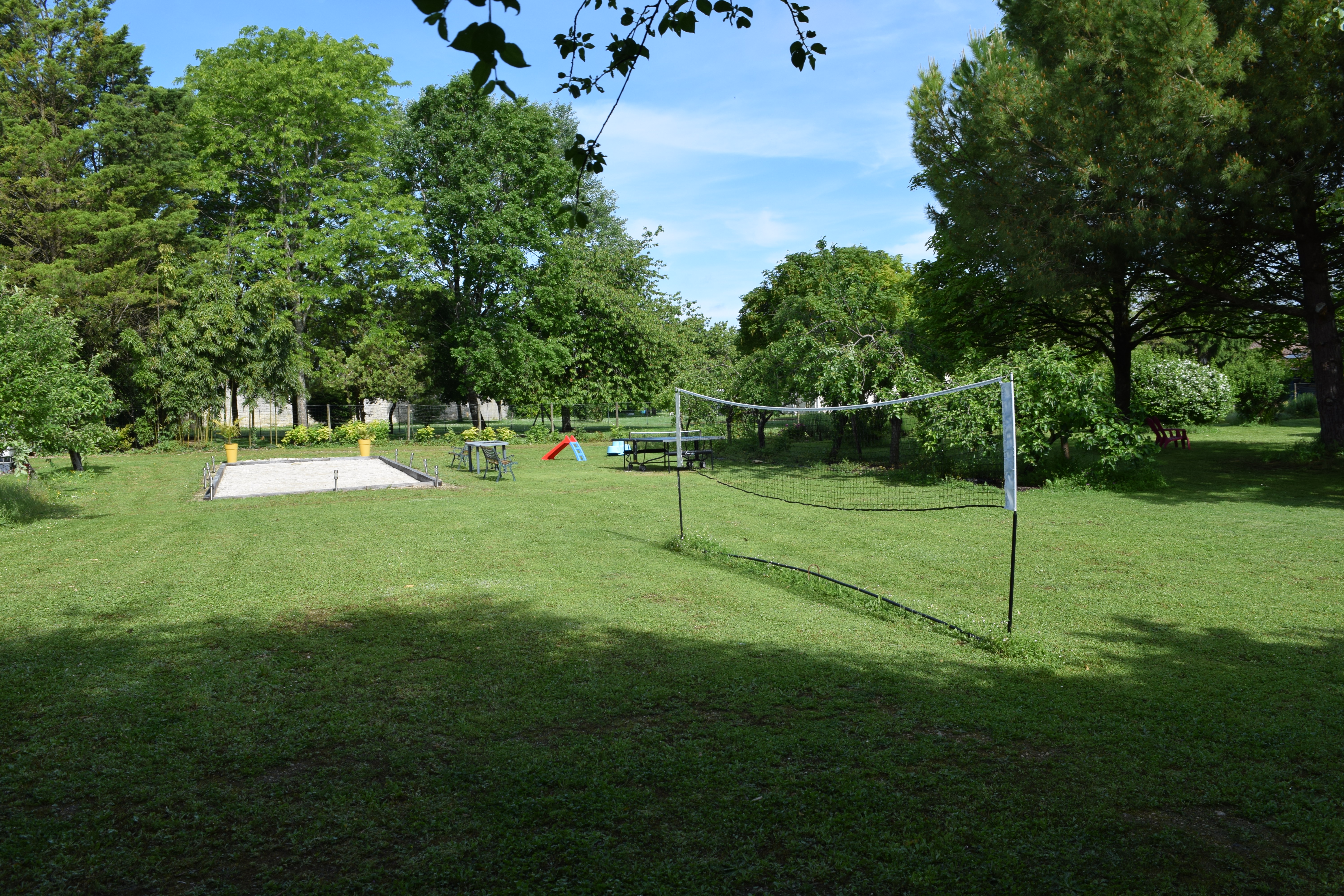 Domaine de charme – Activité touristique – Charente-Maritime
Au cœur d’un village calme entouré de vignobles, découvrez ce superbe domaine de 6 100 m², idéal pour une activité de gîtes et chambres d’hôtes ou pour une grande propriété familiale.
La maison principale se compose d’un salon, d’une salle à manger et de 4 chambres, parfaitement adaptées à l’accueil en chambres d’hôtes.
Le domaine comprend également 3 gîtes classés et labellisés, chacun disposant de sa terrasse privative et de salles d’eau individuelles.
L’ensemble peut accueillir jusqu’à 16 personnes.
Deux gîtes peuvent être exploités séparément ou réunis pour former un grand gîte de 10 personnes, offrant une grande flexibilité d'exploitation
Les extérieurs offrent un cadre privilégié avec :
- Piscine chauffée et sécurisée
- Jacuzzi
- Aire de jeux (boulodrome, badminton, ping-pong)
- Magnifique jardin arboré de 3 000 m², propice à la détente et à la convivialité
Idéalement situé à proximité de Saint-Jean-d’Angély, Matha, Cognac, Angoulême et Saintes, ce domaine bénéficie d’un emplacement privilégié, au cœur d’une région réputée pour son patrimoine viticole (Cognac, Pineau des Charentes) et sa gastronomie d’exception.
À seulement une heure du littoral atlantique et de Fort Boyard, la propriété constitue une destination de choix pour une clientèle en quête de nature, authenticité et art de vivre à la française.
👉 Bien rare, offrant un fort potentiel touristique et une excellente qualité de vie.