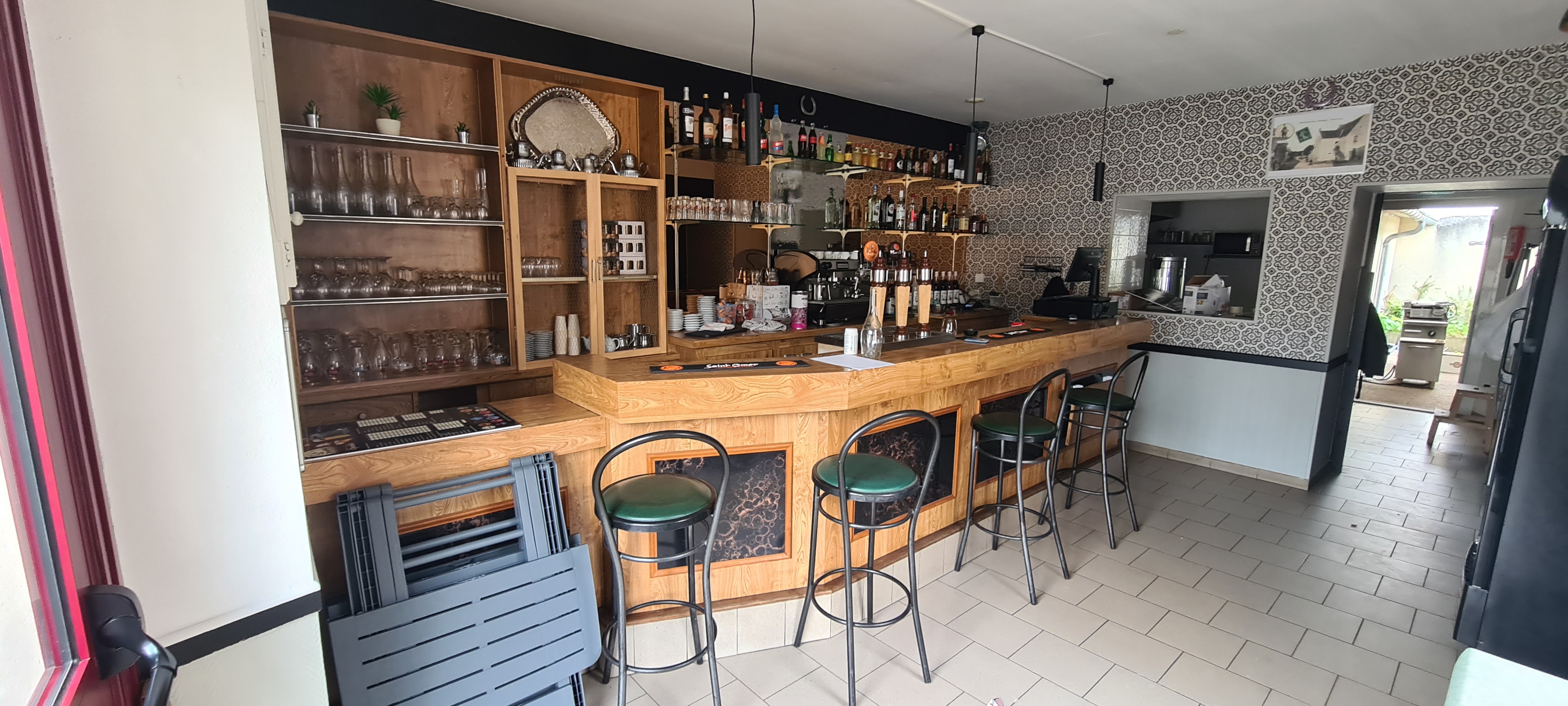 A céder droit au bail pour bar restauration. Bail commercial 3/6/9 jusqu'en 2032 situé au centre d un petit bourg de village entre le Mans et Tours....ce local est tout équipé clef en main pour commencer l'activité. Le loyer est de 250€TTC avec la licence 4 comprise, appartenant à la mairie. Idéal pour couple, affaire à développer. Belle opportunité à saisir. Pour tous autres renseignements merci de bien vouloir me contacter.