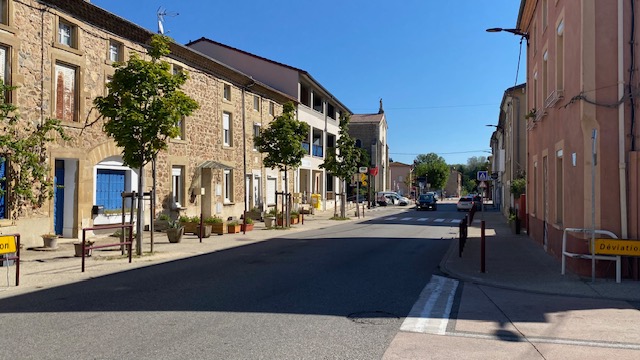 La commune de Saint-Barthélemy de Vals dans la Drôme qui compte 1900 habitants recherche un ou des médecins généralistes pour renforcer  le cabinet médical. Idéalement située au cœur de Rhône-Alpes, à 30 mn de la Gare TGV Valence et proche des villes de Lyon et Grenoble. Vous exercerez dans un cadre attractif, dynamique. Un cabinet  infirmiers, une ostéopathe, un chirurgien-dentiste et office notarial exercent leur activité. La ville de Saint-Vallier sur Rhône, voisine de notre commune est dotée d’un centre hospitalier, d’un laboratoire d’analyses médicales et d’une maison médicale. Notre commune  possède de nombreux atouts vous permettant de concilier épanouissement professionnel et familial : des commerces et services de proximité, deux écoles publique et privée maternelle et élémentaire avec service de restauration scolaire et garderie, un collège, lycée à 6 km, un réseau associatif étoffé qui permet à tout un  chacun de s’épanouir.
 Les habitants vous attendent. 
La municipalité, engagée dans une démarche de maintien des services de santé sur son territoire, vous accompagnera dans votre installation.