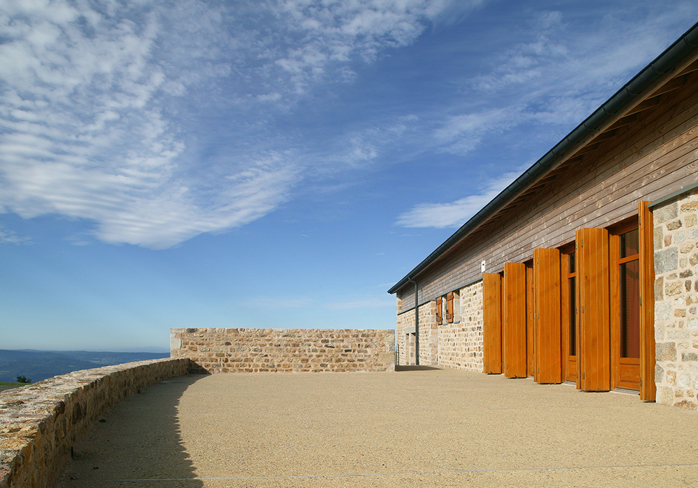À 1 390 mètres d’altitude, le Col du Béal est un site emblématique du massif du Forez, à la croisée des sentiers de randonnée (GR3, circuits locaux) ainsi que des itinéraires VTT et raquettes. Véritable balcon naturel situé au cœur des Hautes-Chaumes, le site offre un panorama exceptionnel sur les Monts du Forez et les plaines environnantes et constitue un lieu stratégique d’accueil touristique.

Au cœur de ce site préservé, l’auberge du Col du Béal est un lieu d’accueil incontournable pour les randonneurs, les familles, les amateurs de nature et les visiteurs en quête d’authenticité. La Communauté de communes Ambert Livradois Forez lance un appel à candidature pour la location et l’exploitation de l’auberge et du gîte du Col du Béal.

L’établissement, nommé auberge et gîte du Col du Béal, situé sur la route départementale n°40 à SAINT-PIERRE-LA-BOURLHONNE, est constitué de deux bâtiments distincts, éloignés de quelques dizaines de mètres : l’auberge pour la partie restauration et le gîte pour la partie hébergement.

L’auberge comprend :
– Une cuisine équipée
– 3 salles de restauration (capacité totale d’environ 80 couverts)
– 1 salle (ancien observatoire) multifonctionnelle
– 1 espace de réserve

Le gîte d’étape, d’une capacité actuelle de 33 couchages, est équipé d’une salle de séjour, d’une cuisine, d’un dortoir de 6 personnes et de deux dortoirs de 8 personnes (chaque dortoir comprend salle d’eau et WC). Le gîte est également équipé d’un appartement indépendant de 6-8 personnes, pouvant servir de logement de fonction.

La Communauté de communes Ambert Livradois Forez attire l’attention des candidats sur la règlementation en vigueur pour un hébergement de plus de 15 personnes (nécessité requise dans certains cas d’une personne restant sur place la nuit). Les plans du bâtiment et l’inventaire du matériel sont disponibles dans l’appel à candidature.

Superficie totale des bâtiments : 520 m² (300 m² pour l’auberge et 220 m² pour le gîte)
Mode de chauffage : chaudières à gaz

Nature du contrat de location : bail commercial
Durée : 9 ans (3-6-9)
Date d’entrée dans les locaux : 1er avril 2026
Montant du loyer : 800 € TTC
Charges : système de provision pour charge mensuel avec régularisation en fin d’année (eau et TEOM).
Licence IV : mise à disposition (rédaction du bail commercial devant notaire obligatoire, à la charge du preneur)
Assurances : le locataire devra souscrire à une assurance couvrant l’exploitation (assurance dommages aux biens, responsabilité civile professionnelle)

La Communauté de communes n’est pas fermée à une proposition d’acquisition des murs.

La Communauté de communes Ambert Livradois Forez souhaite confier la gestion de l’auberge à un ou plusieurs exploitants expérimentés, dont le projet s’inscrira dans les objectifs suivants :
– Assurer une offre de restauration et d’hébergement de qualité, adaptée aux usagers du site ;
– Valoriser le patrimoine naturel et paysager du Col du Béal ;
– Développer une activité touristique attractive en toute saison ;
– Contribuer au dynamisme économique local.

Les candidatures devront fournir un dossier de présentation comportant :
– Lettre de motivation ;
– Diplômes et formations ;
– Curriculum Vitae (avec expériences professionnelles et références) ;
– Note descriptive du projet d’exploitation (orientations, services proposés, stratégie commerciale et touristique et développement au regard de l’article 3) ;
– Plan prévisionnel d’activités et de fréquentation ;
– Budget prévisionnel détaillé (justifier le plan d’exploitation en quantifiant les conditions d’exploitation prévisionnelles : masse salariale, périodes d’ouverture, fréquentations prévisionnelles, etc.) ;
– Apport.

 

Calendrier de la procédure de sélection :
1. Date limite de dépôt des candidatures : mercredi 17 décembre 2025
2. Entretiens avec les candidats : jeudi 8 janvier 2026
3. Date décision finale : lundi 12 janvier 2026
 

Les candidatures seront évaluées selon les critères suivants :
– Qualité et pertinence de la candidature (forme du dossier, expérience et compétences du ou des porteurs de projets) ;
– Qualité et pertinence du projet proposé (propositions concernant la restauration, activités connexes, propositions concernant l’hébergement) ;
– Viabilité économique et financière du plan d’exploitation prévisionnel ;
– Contribution à l’attractivité touristique et au dynamisme local ;
– Respect des valeurs environnementales et patrimoniales du site.

Les candidatures doivent démontrer une bonne connaissance du patrimoine naturel et paysager du Col du Béal. Celles cherchant à améliorer l’attractivité du territoire par la mise en place d’activités connexes ou bénéfiques à l’économie locale seront valorisées.

 

La date limite de dépôt des candidatures est fixée au mercredi 17 décembre 2025 à 18h00. Les dossiers complets sont à adresser à :

Communauté de communes Ambert Livradois Forez
15 avenue du 11 Novembre
63 600 AMBERT

Sous pli cacheté, portant la mention « appel à candidature – auberge et gîte du Col du Béal »

Ou par mail à : chloe.seve@ambertlivradoisforez.fr (un seul document unique en PDF avec le titre sous le format suivant : NOM-Prénom-dossier auberge Béal-JJMMAAAA – date d’envoi de la candidature).

Tout dossier incomplet, ne respectant pas le format attendu ou transmis après la date limite de dépôt sera refusé.

Les visites se feront uniquement sur rendez-vous sur la semaine du 5 janvier 2026.
Contact : Chloé SÈVE – 07.86.54.20.24 – chloe.seve@ambertlivradoisforez.fr.

 

Cliquer ici pour obtenir le dossier de candidature complet en PDF : https://drive.google.com/file/d/1K8onQ_LWdxw9N3RiNI3hGmYRDZVBDWRn/view?usp=sharing 

En zone de revitalisation rurale (ZRR), toute reprise de commerce bénéficie d’une exonération fiscale totale durant 5 ans, puis dégressive dans les années suivantes. Il est possible d’être accompagné techniquement et/ou financièrement par le Réseau Initiative, France Active, le Parc Livradois-Forez, la CMA, la CCI ou la BGE. Une aide aux commerces existe également, en cofinancement avec la Communauté de Communes et la Région

Habitation associée à l'offre
