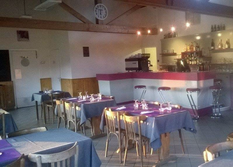 La commune d’Anglure-sous-Dun (71170) située à l’extrême sud du département de Saône-et-Loire et de la région Bourgogne recherche la future gérante ou le futur gérant du Relais des sapins, le bar-restaurant communal.
Anglure-sous-Dun, une petite commune, à proximité de Chauffailles et de La Clayette est dominée par le site de la ″Montagne de Dun″ qui offre un large panorama sur le Brionnais, pays de bocage et d’élevage de la race charolaise
Le Relais des sapins constitue le lieu de rencontre et d’animation du centre-bourg pour les habitants du village et les associations. Il compte, aussi, de nombreux habitués venus d’autres communes qui apprécient le cadre verdoyant qui l’entoure.
L'établissement, aux normes PMR, a une capacité d'environ 40 à 50 couverts. Il est entièrement équipé. Il ne comporte pas de logement. La salle du bar-restaurant est d’une superficie de 72 m² et l’espace cuisine de 17 m². L'exploitant disposera d'un espace privatif. 
Bar Licence IV -Loyer modéré - Bail commercial.
Nous attendons de notre futur(e) gérant(e) 
une approche chaleureuse référençant ce lieu comme un endroit convivial, un lieu de rencontres et d’échanges. 
Une participation active et un appui aux animations proposées par la commune et les associations.
La proposition d’une cuisine traditionnelle mais aussi avec une touche de fantaisie, voire d'exotisme, afin de satisfaire une clientèle un large éventail de convives 
La mise en place d'animations et notamment de concerts peut être proposéé.

Le profil recherché : 
Professionnel de la restauration préféré
Expérience souhaitée
Rigueur, motivation, dynamisme
Parfaite connaissance des réglementations en matière d’hygiène, de sécurité, des normes s’appliquant aux établissements de restauration ainsi que des obligations sociales

Cette proposition pourrait convenir à un couple (1 personne à temps complet + 1 temps partiel ou intermittente